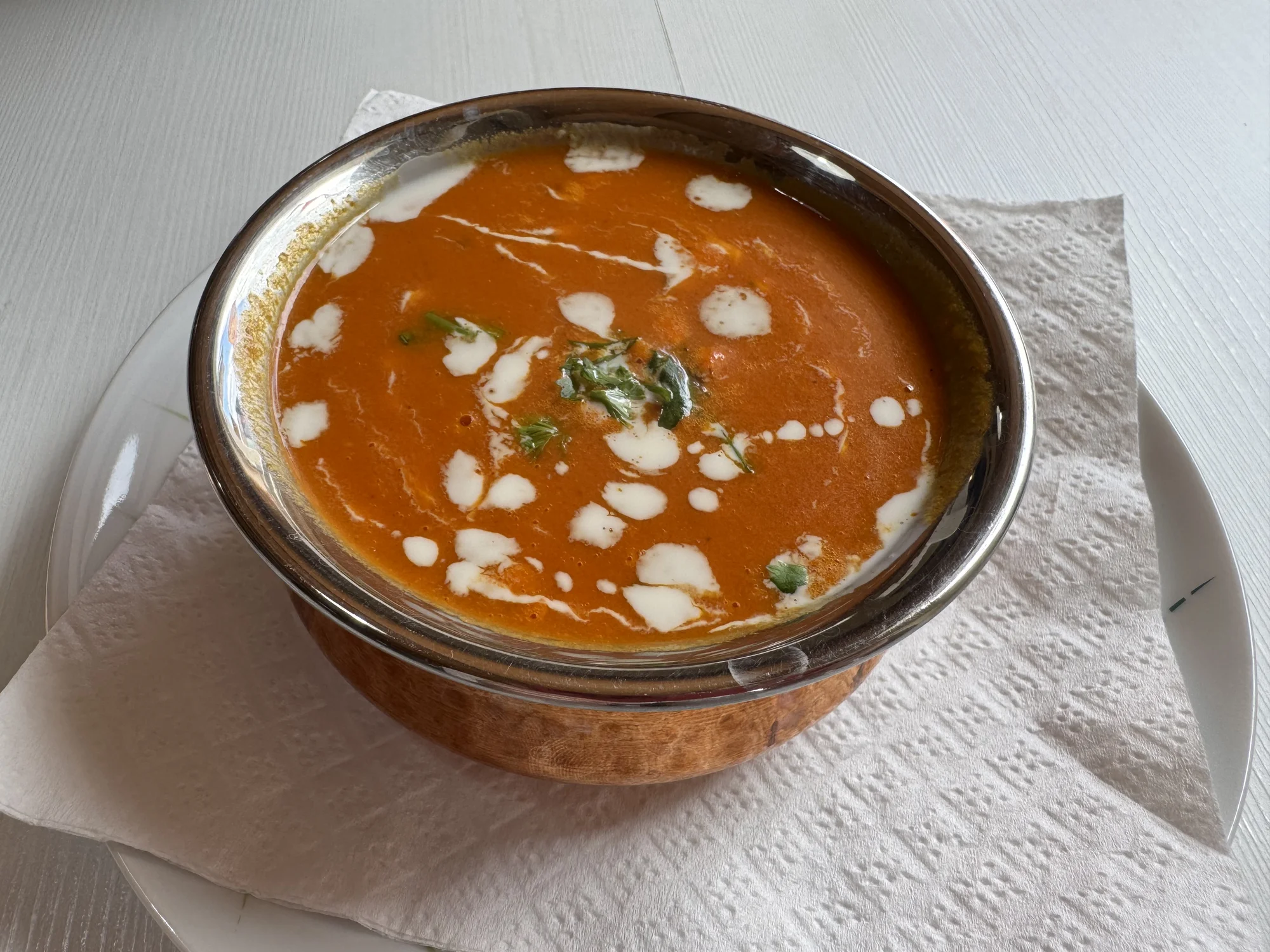 3chodové menu pro dva v nepálské restauraci Sargam: butter chicken, tikka masala i naan