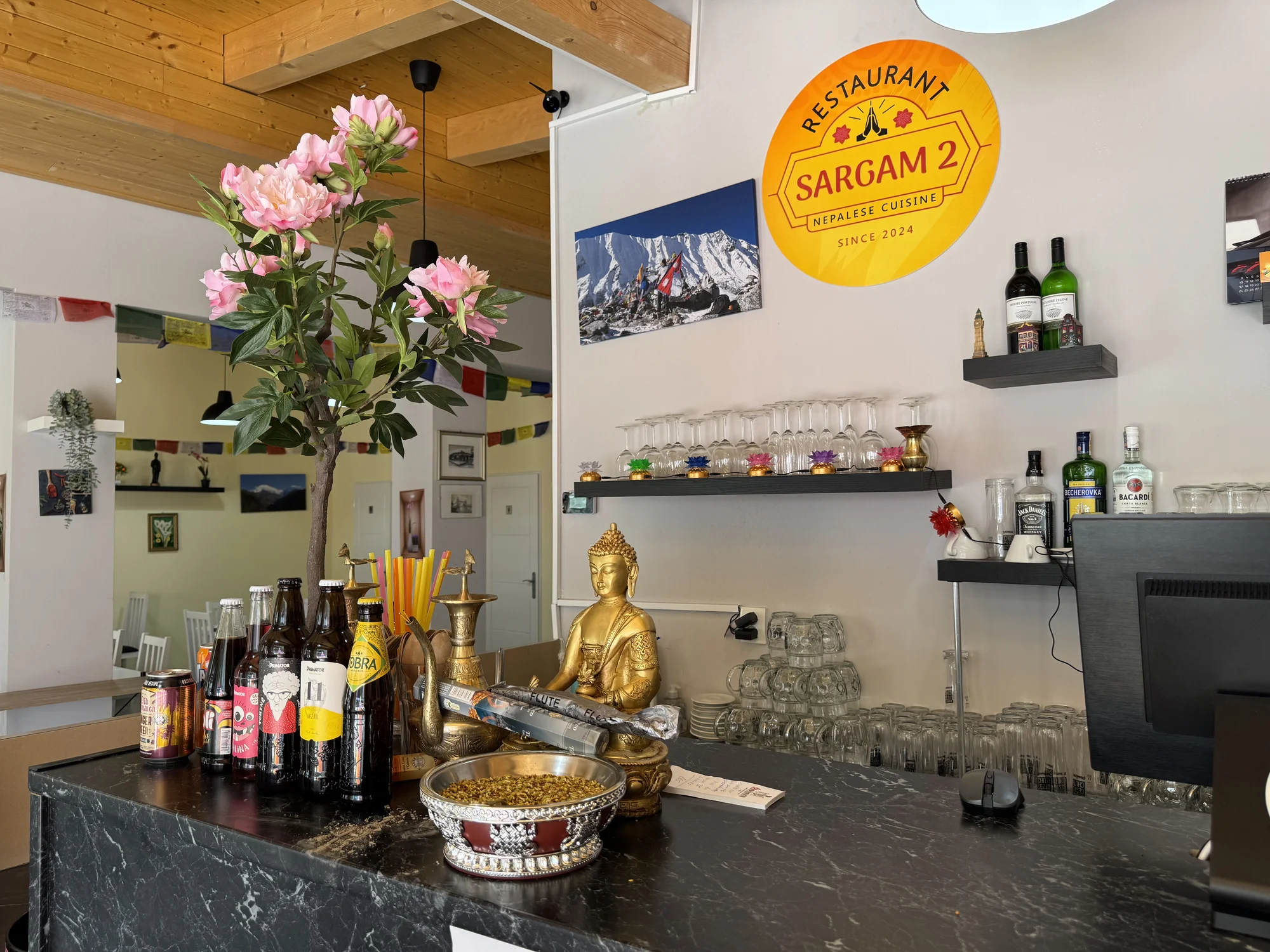 3chodové menu pro dva v nepálské restauraci Sargam: butter chicken, tikka masala i naan