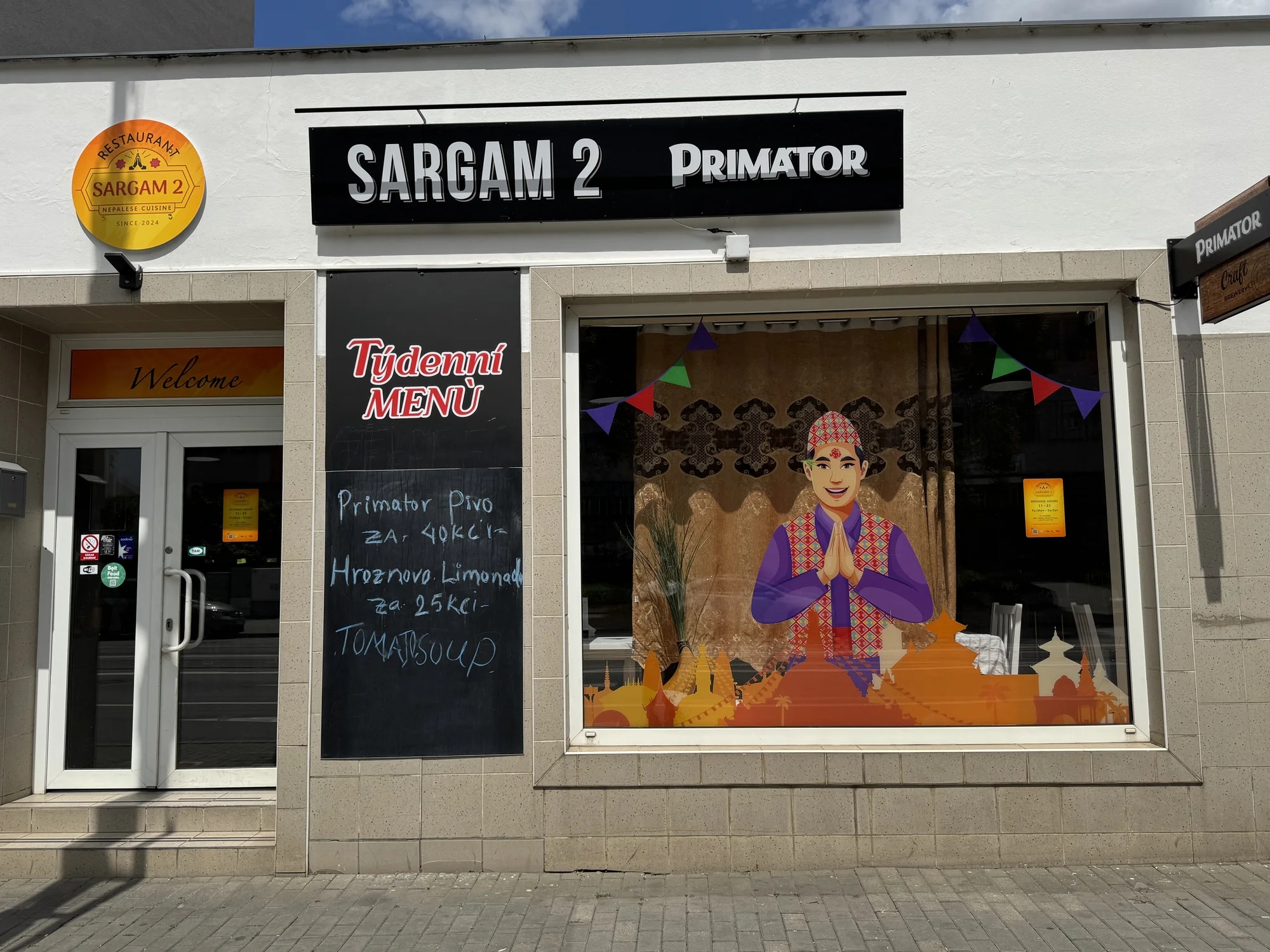 3chodové menu pro dva v nepálské restauraci Sargam: butter chicken, tikka masala i naan