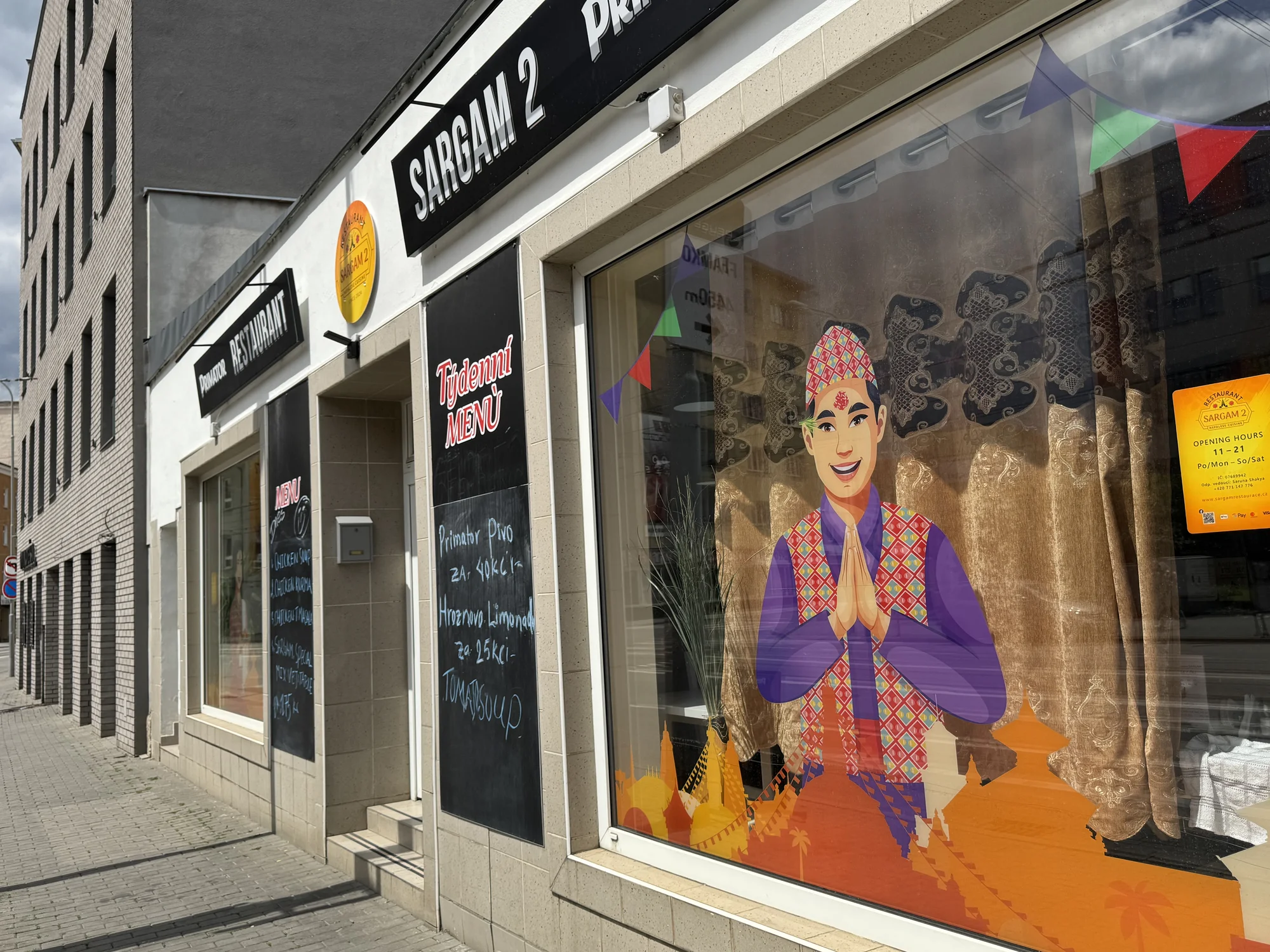 3chodové menu pro dva v nepálské restauraci Sargam: butter chicken, tikka masala i naan