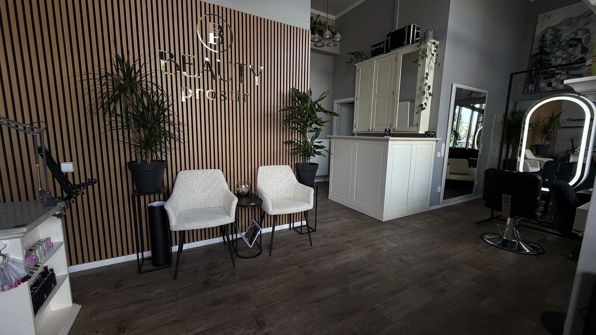 Nový sestřih nebo barva pro všechny délky vlasů v moderním salonu