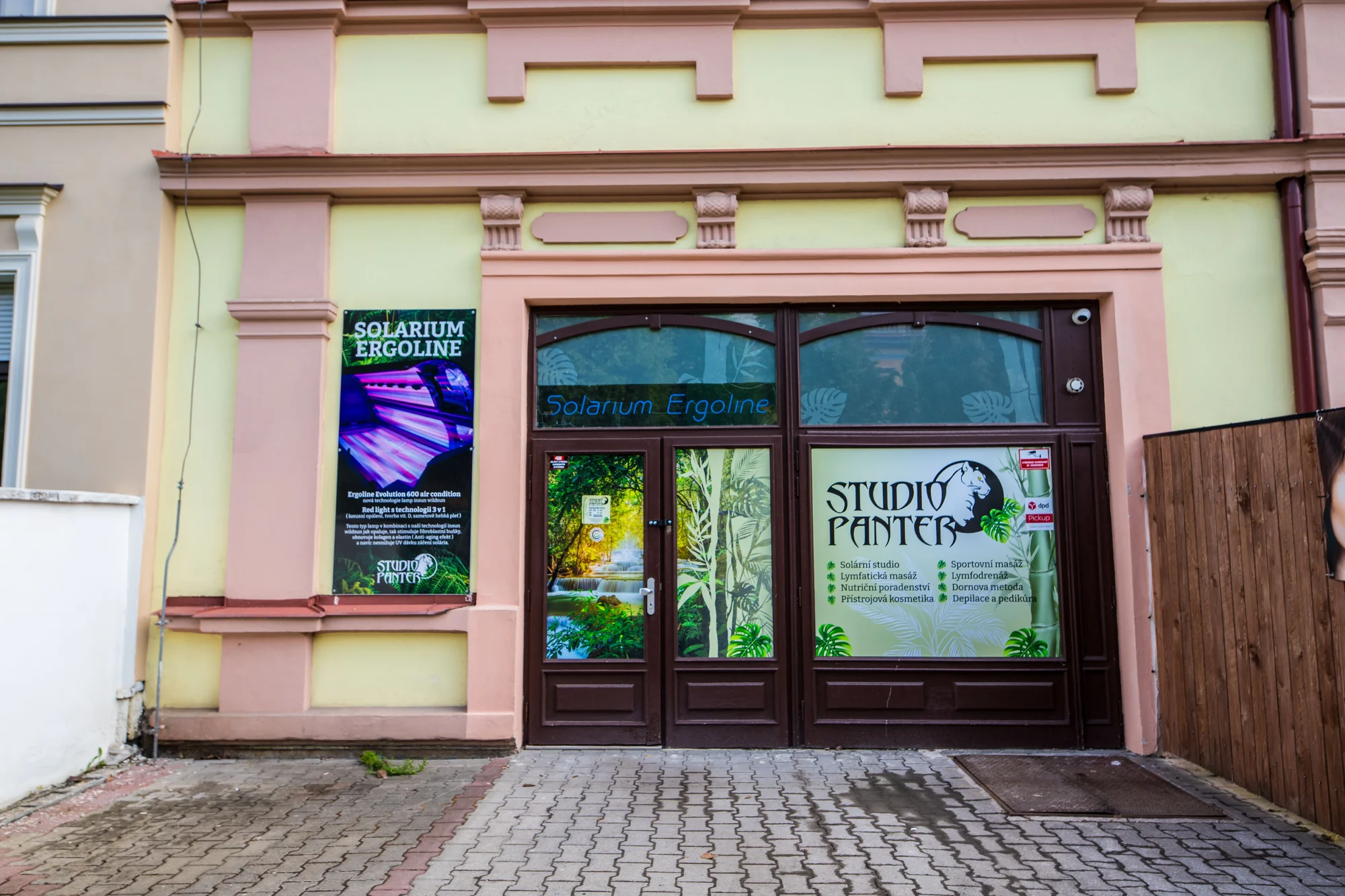 Uvolňující masáž dle výběru: lávové kameny, aroma, indická masáž hlavy i masáž sportovní, 30–60 min.