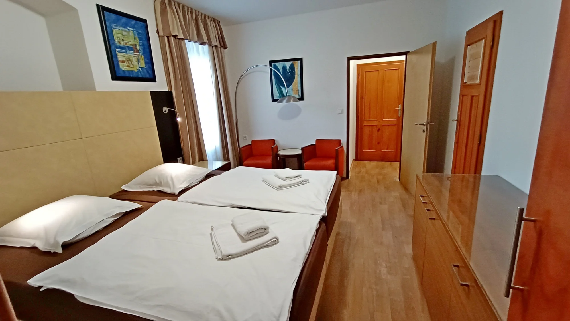 Pohoda 3 km od Karlových Varů až pro 4 osoby: apartmány s kuchyňkou