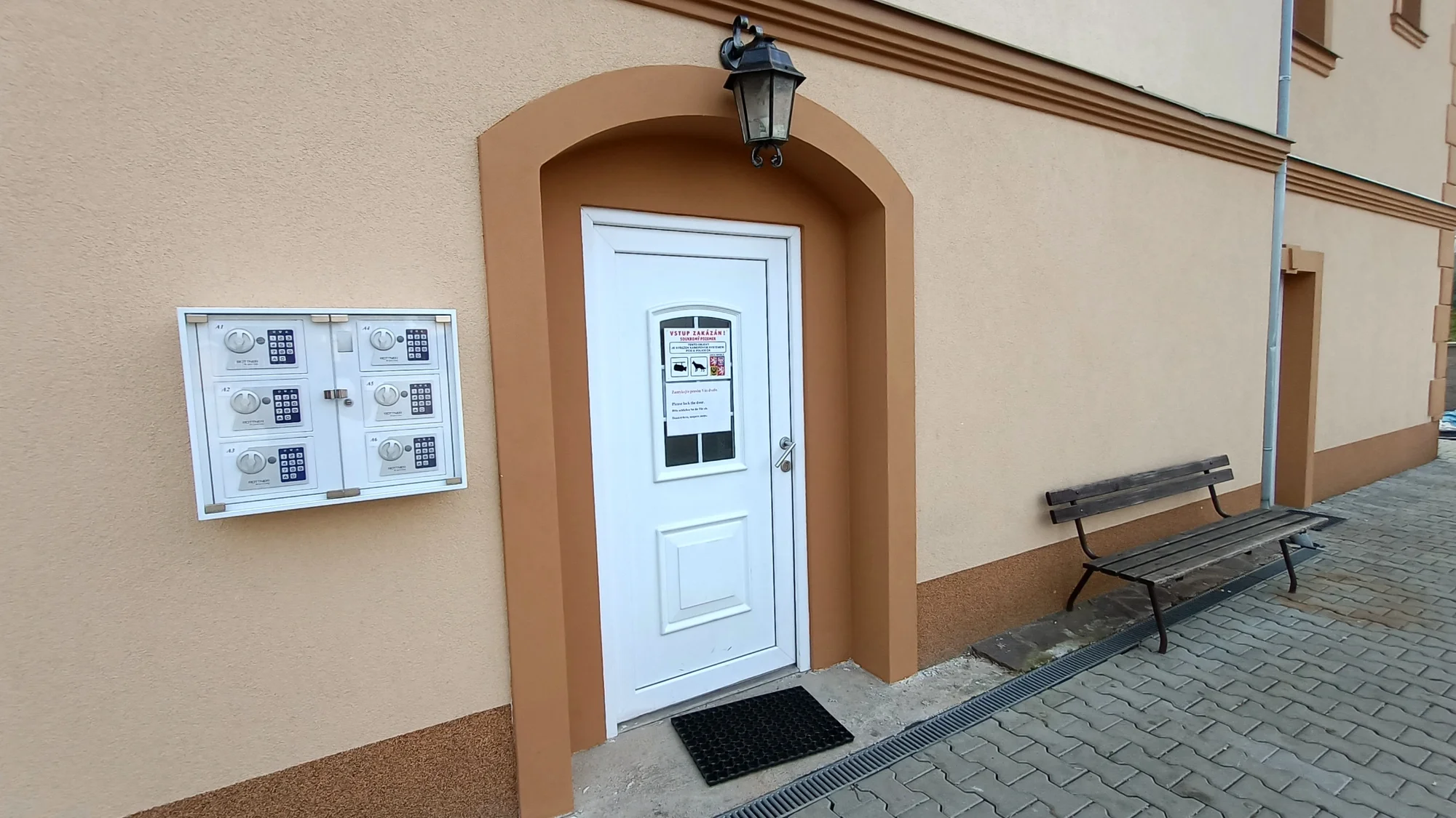 Pohoda 3 km od Karlových Varů až pro 4 osoby: apartmány s kuchyňkou
