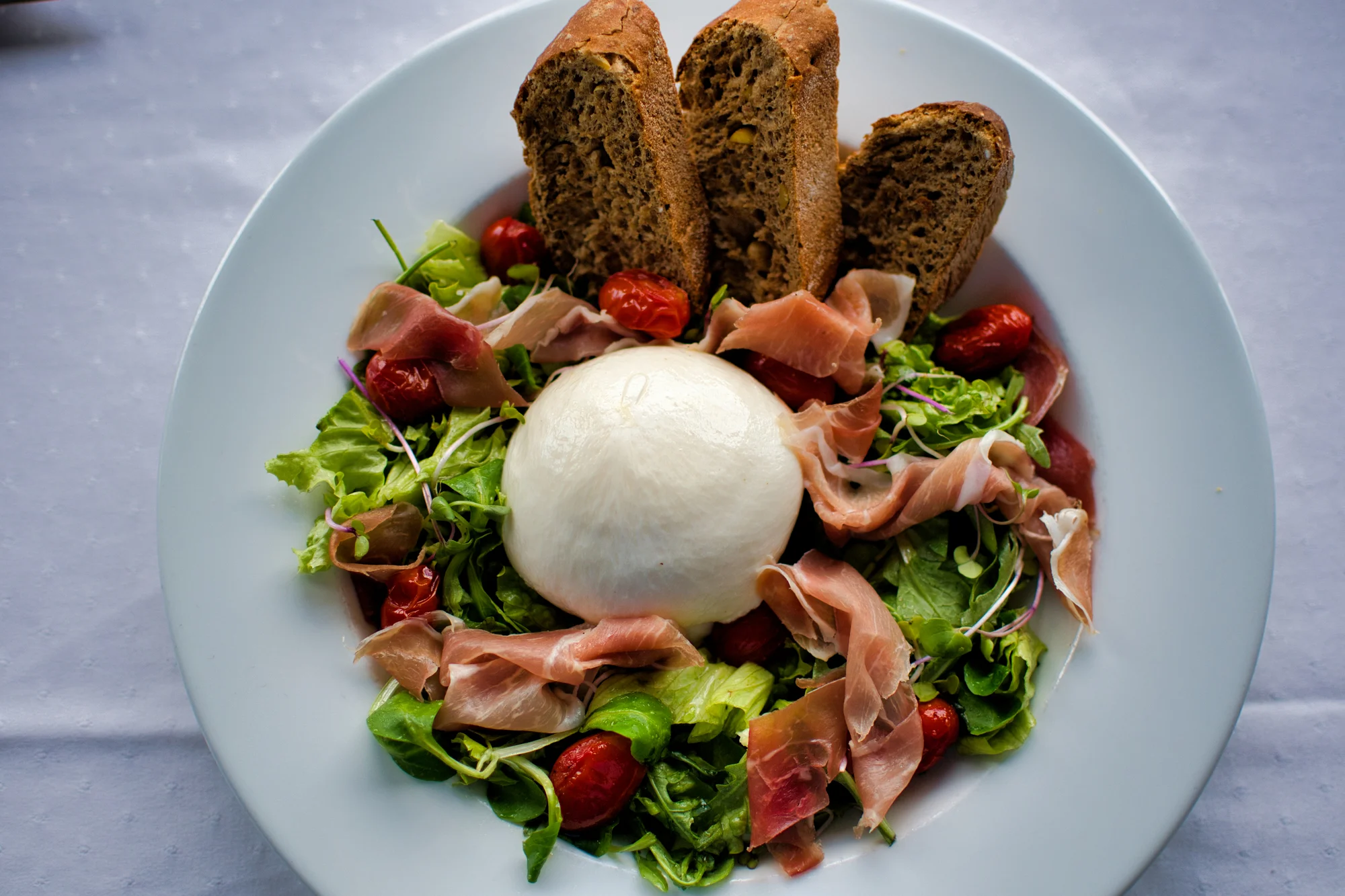 Tříchodové menu se steakem či salátem a lahví vína pro 2 osoby
