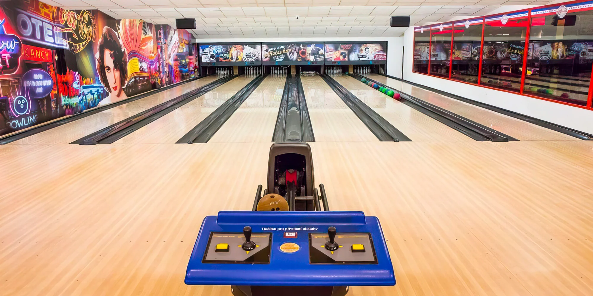 Retro bowling: 2 hod. až pro 8 hráčů vč. zapůjčení bot i 1 kg kuřecích řízečků