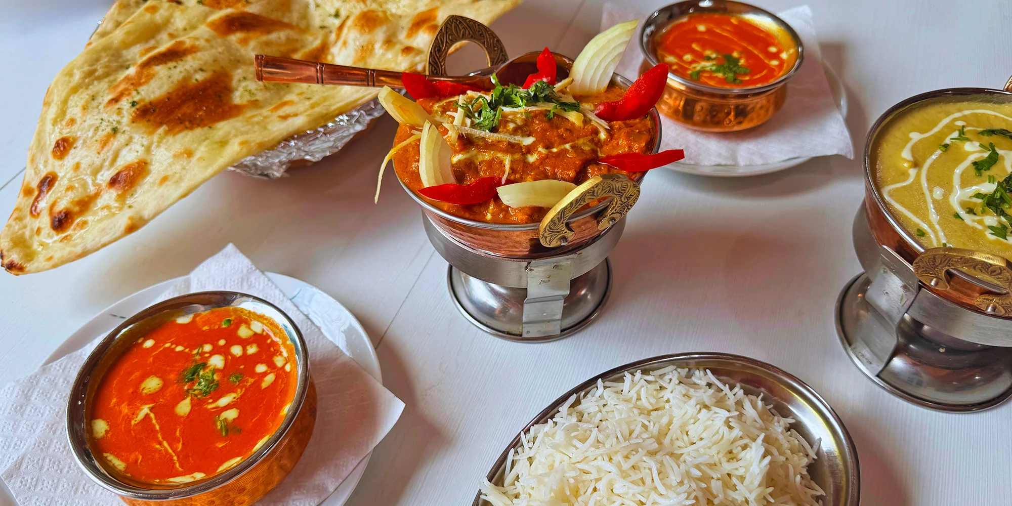 3chodové menu pro dva v nepálské restauraci Sargam: butter chicken, tikka masala i naan