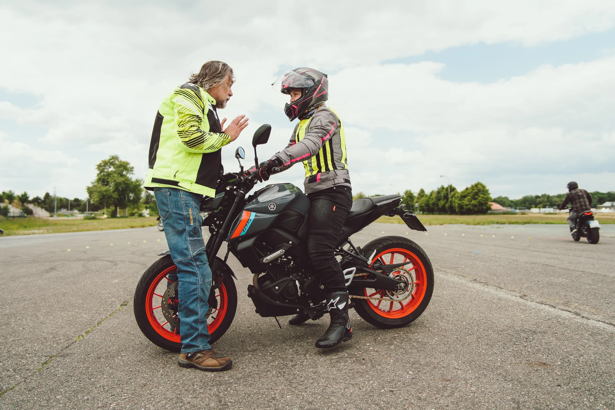 Celodenní kurz bezpečné jízdy na motorce na letišti v Hradci Králové