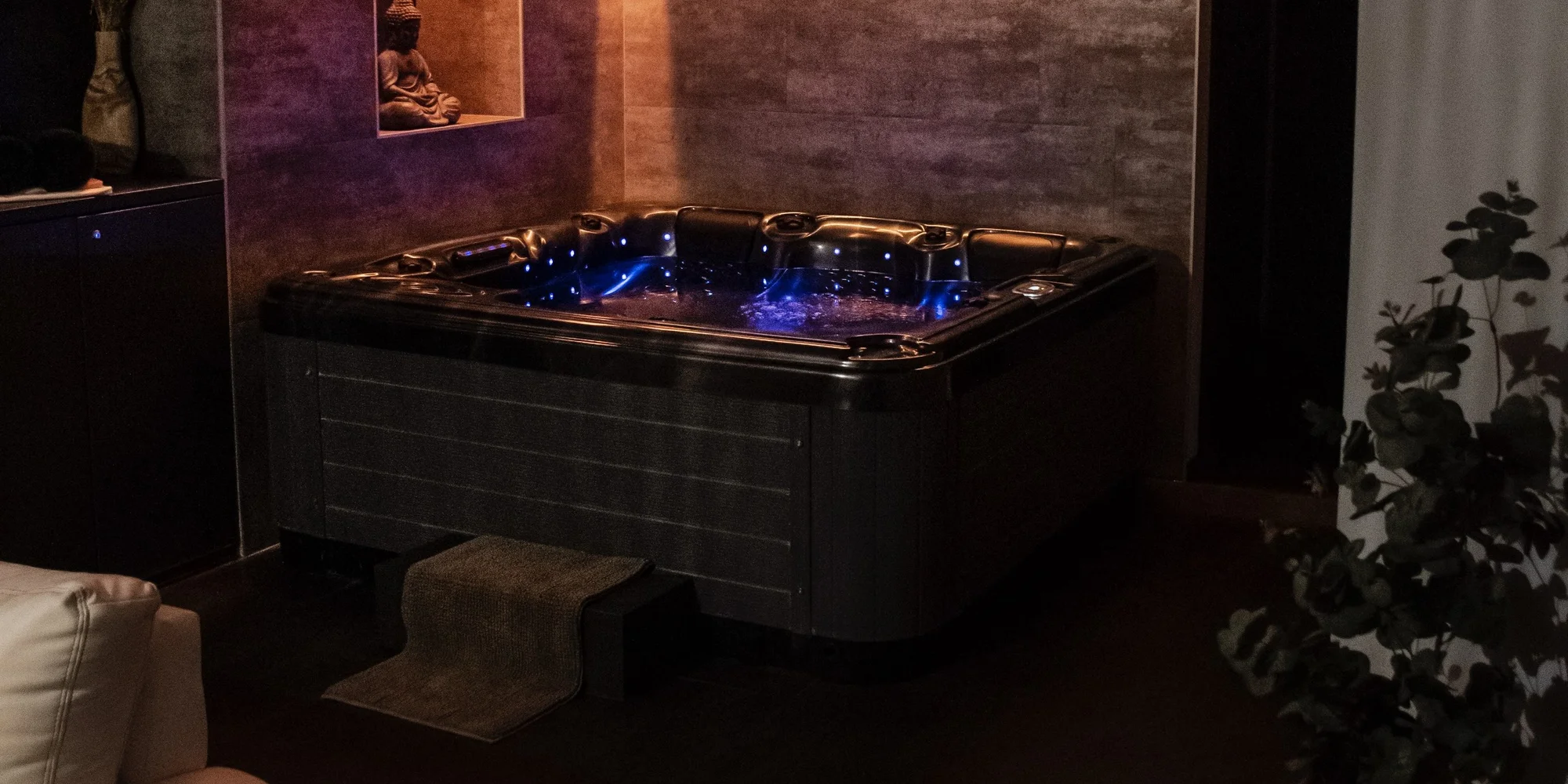 Noc v privátním wellness apartmánu pro 2 osoby: vířivka, finská sauna i sekt