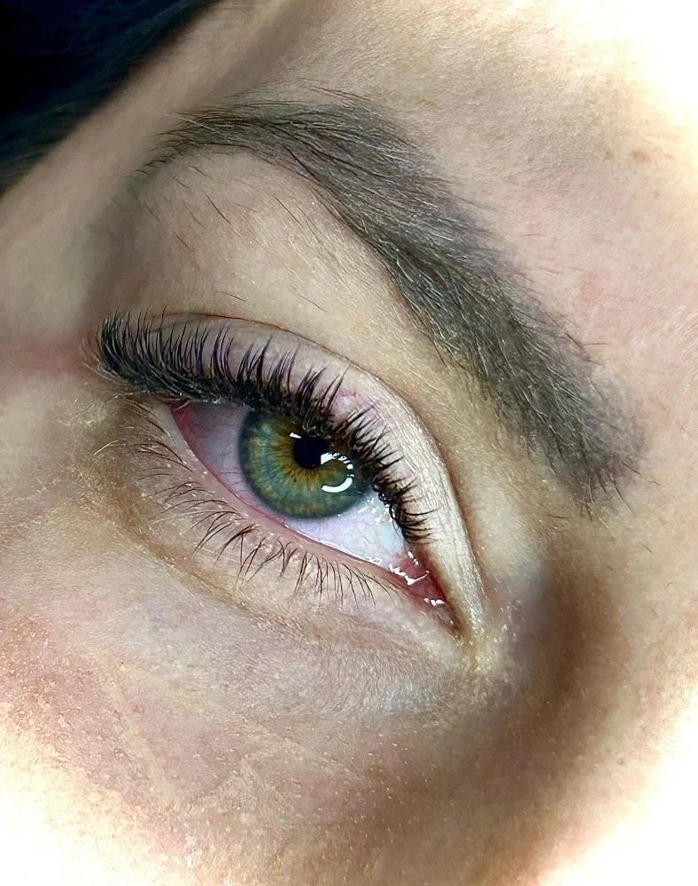 Pro dokonalý pohled: lash lifting či prodloužení řas i laminace obočí vč. barvení