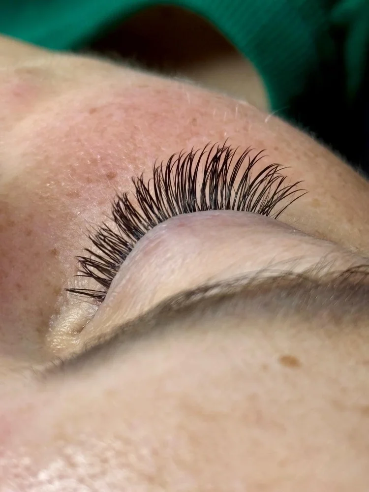 Pro dokonalý pohled: lash lifting či prodloužení řas i laminace obočí vč. barvení