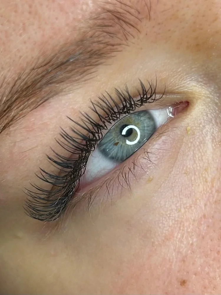 Pro dokonalý pohled: lash lifting či prodloužení řas i laminace obočí vč. barvení