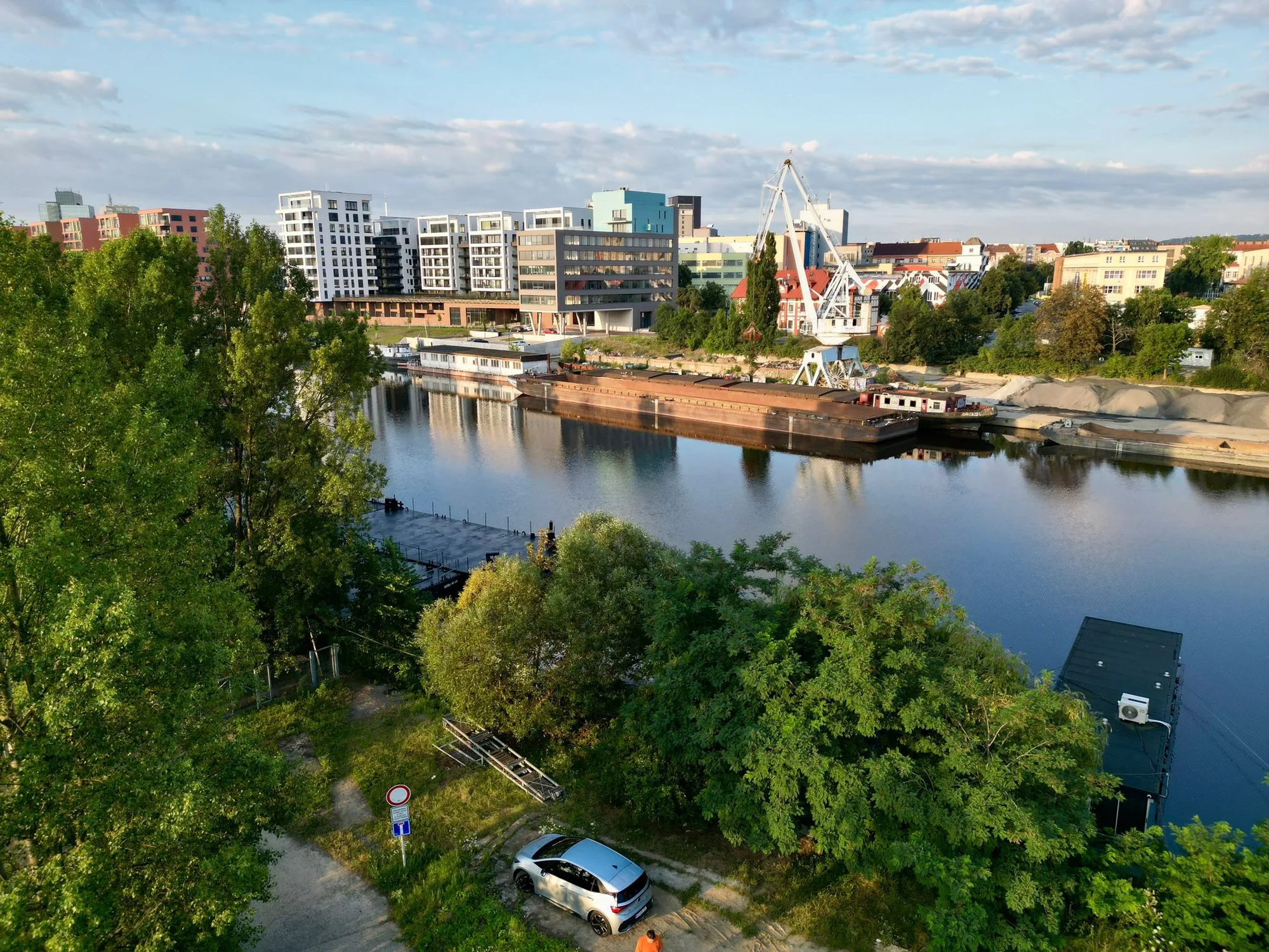 Romantika na Vltavě: vybavený hausbót v Holešovicích až pro 8 osob