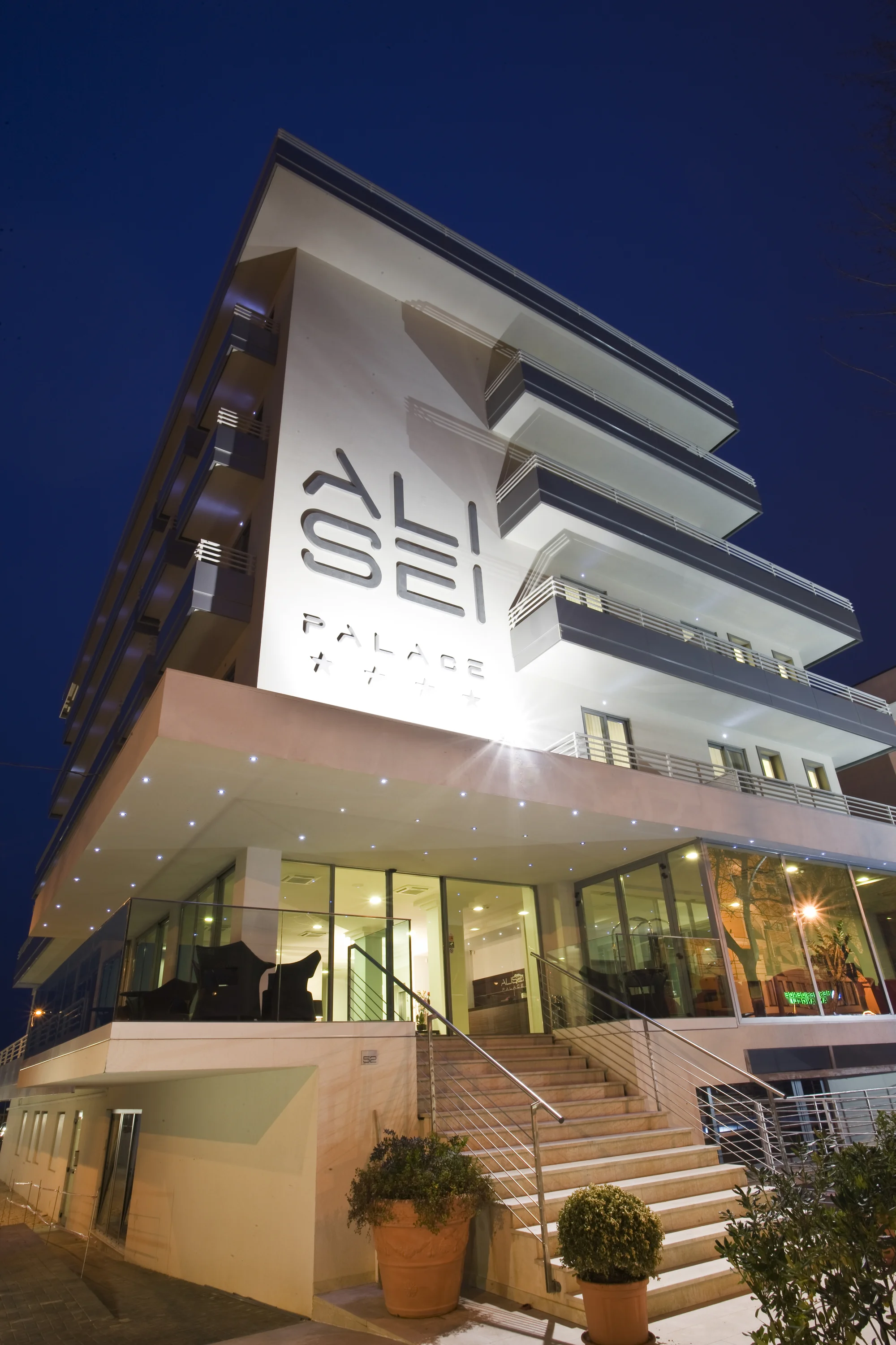 Italská siesta a relax: 4* moderní hotel u pláže, snídaně i polopenze, bazény