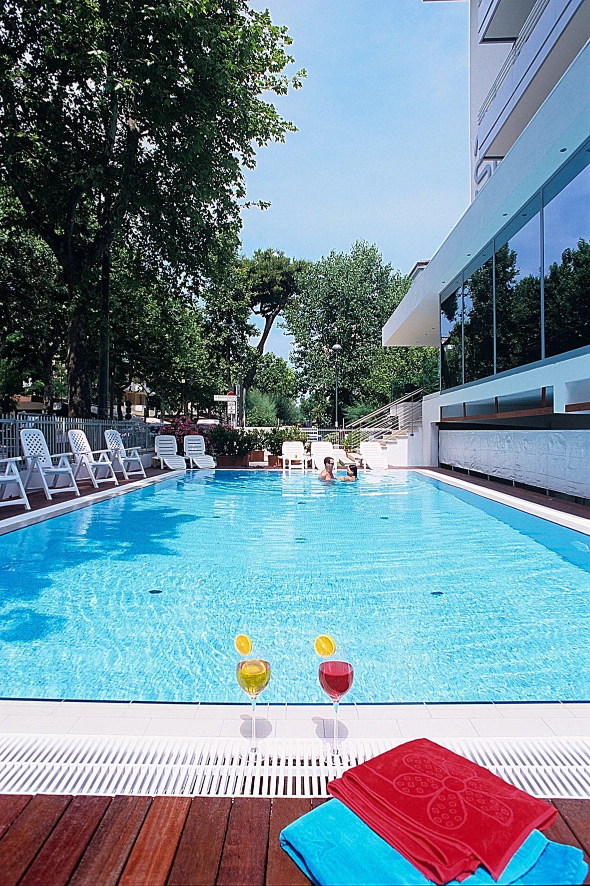 Italská siesta a relax: 4* moderní hotel u pláže, snídaně i polopenze, bazény