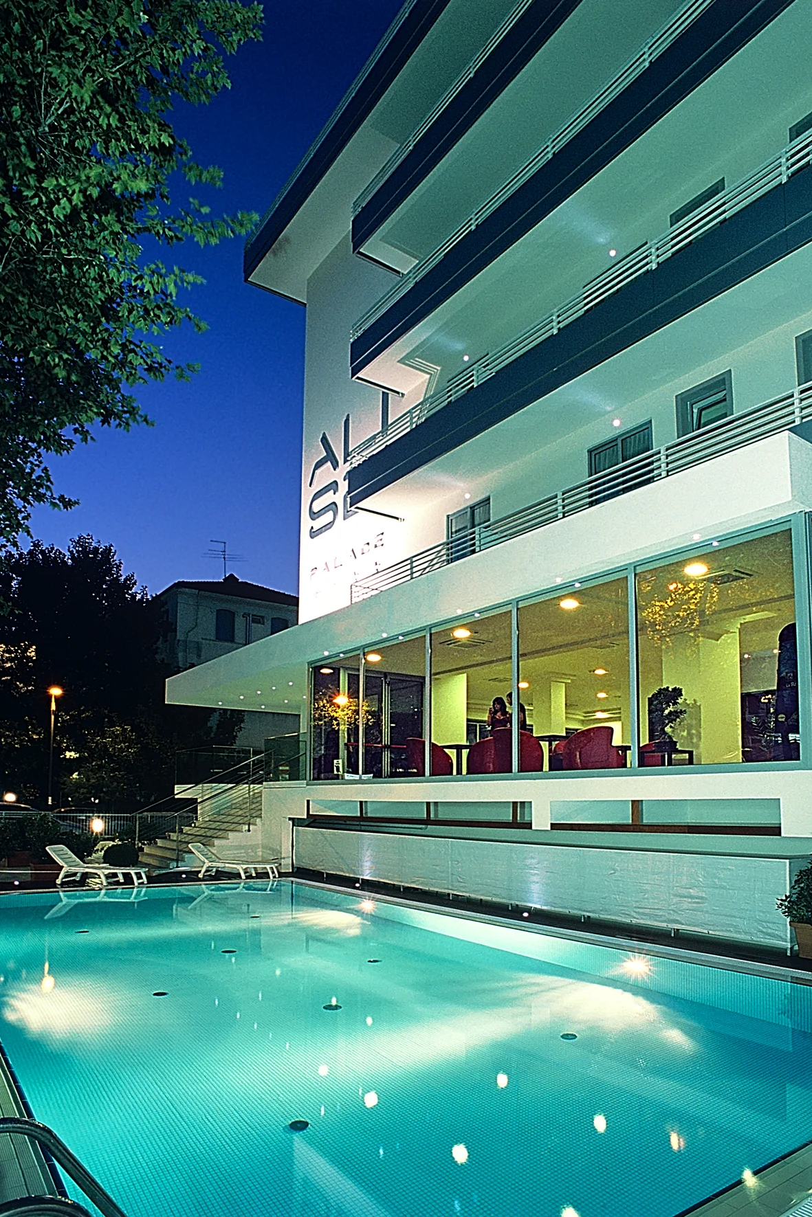 Italská siesta a relax: 4* moderní hotel u pláže, snídaně i polopenze, bazény
