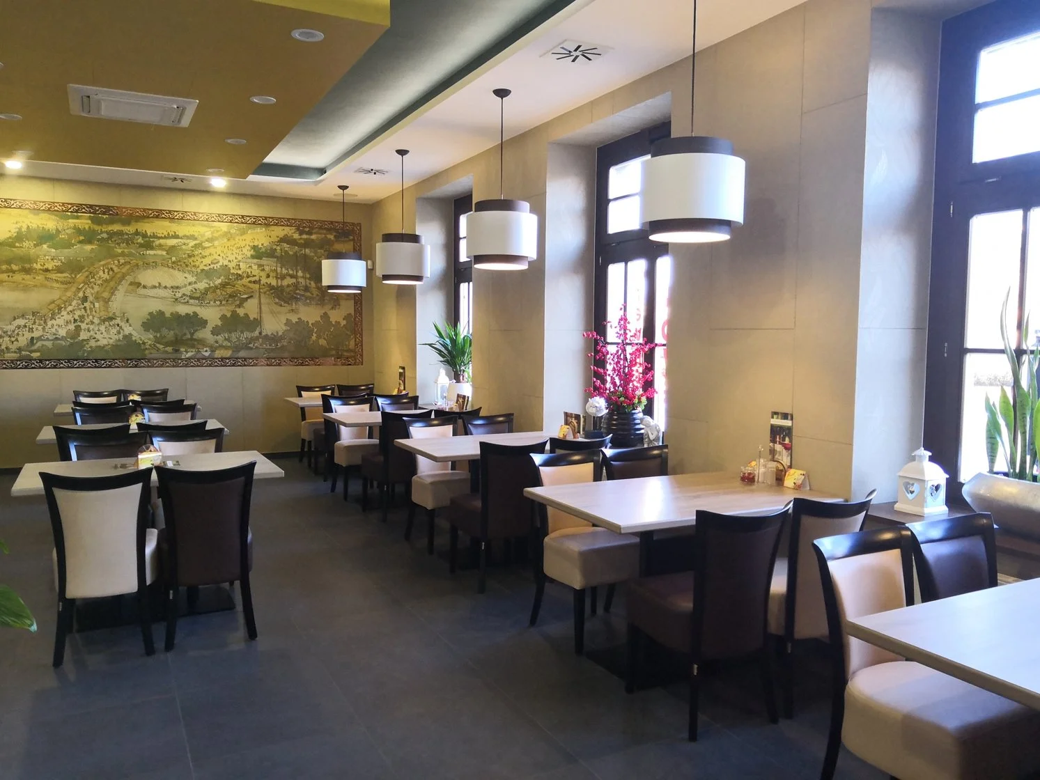 Sushi sety v restauraci Sun House: maki, nigiri i kalifornské rolky, 24–52 ks