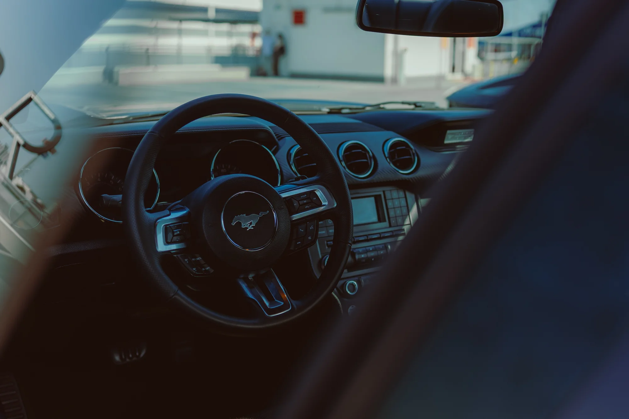 Ford Mustang a Dodge Challenger: 15 min. spolujízdy nebo až 1 hod. řízení