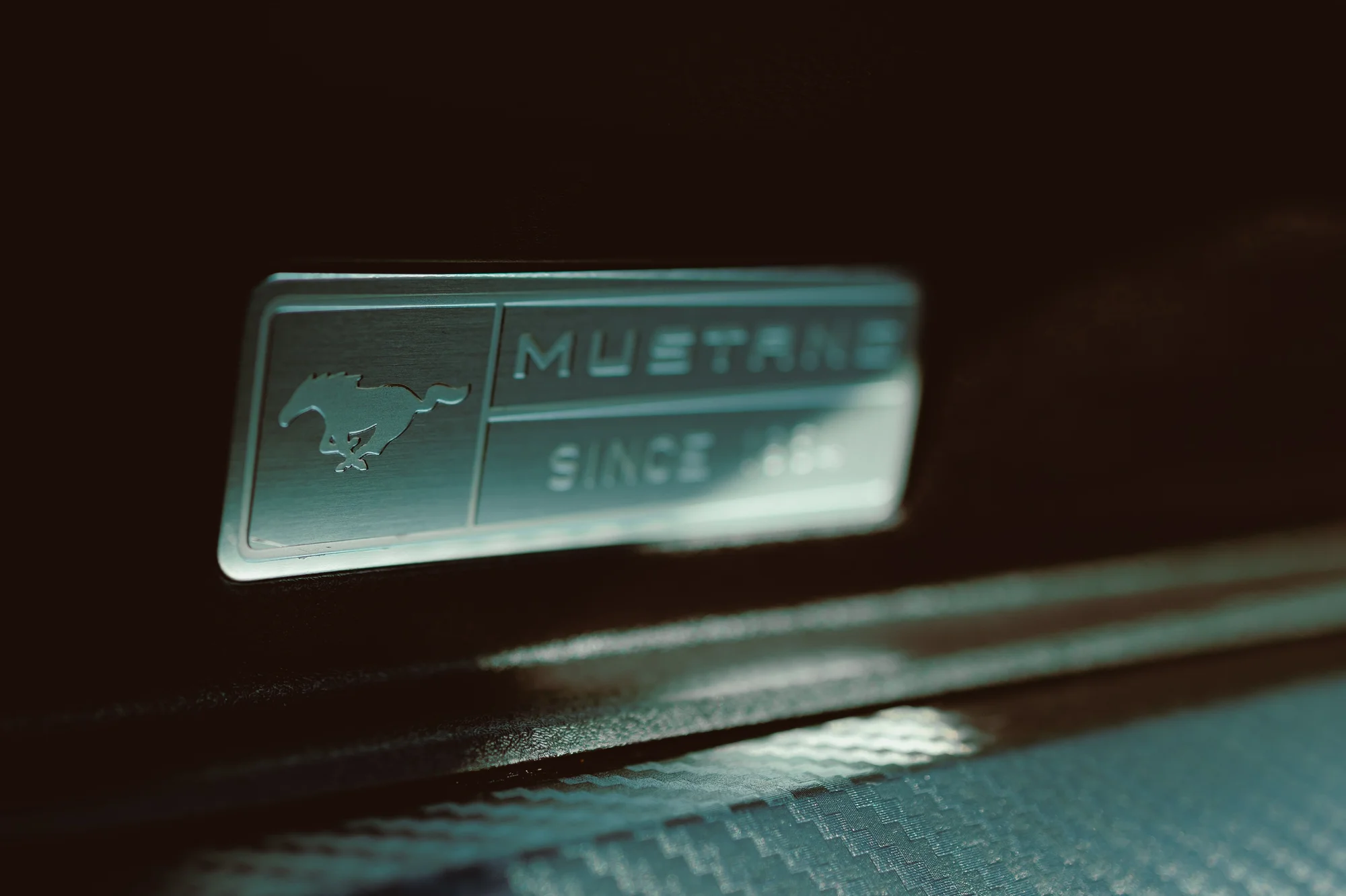 Ford Mustang a Dodge Challenger: 15 min. spolujízdy nebo až 1 hod. řízení