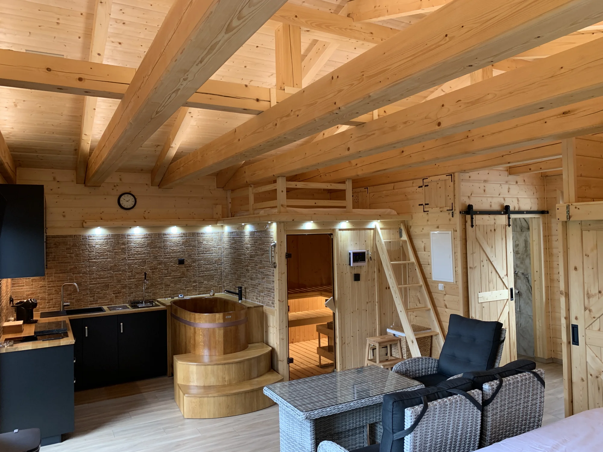 Nový apartmán v Jizerkách: wellness, pivní pípa, terasa i kuchyňka