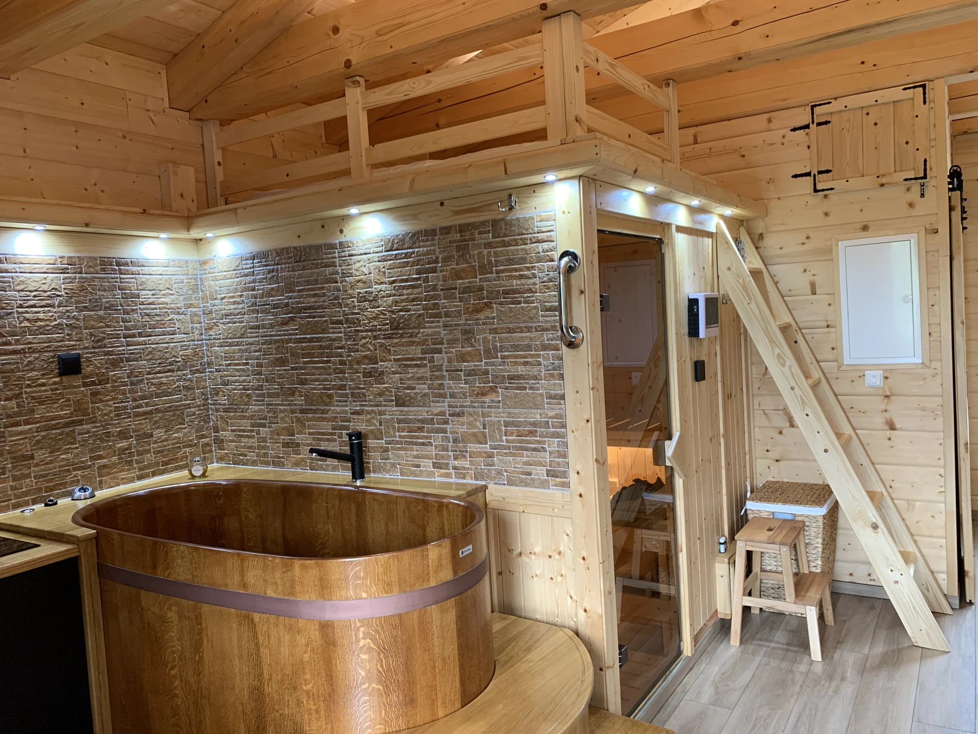 Nový apartmán v Jizerkách: wellness, pivní pípa, terasa i kuchyňka