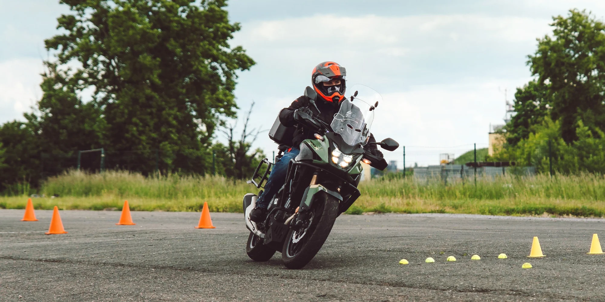Kurz bezpečné jízdy na motorce na letišti v Hradci