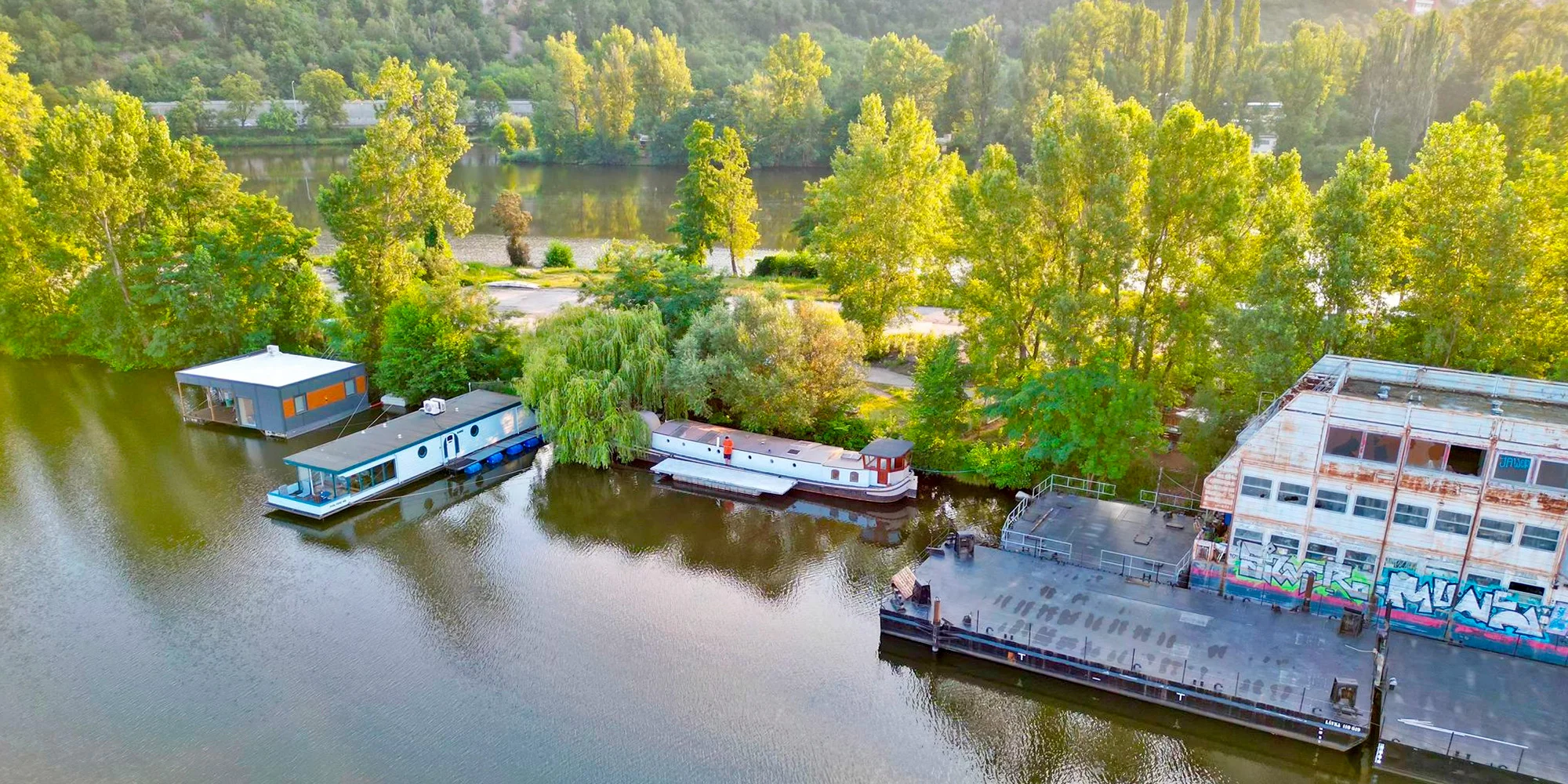 Hausbót na Vltavě v Holešovicích až pro 8 osob