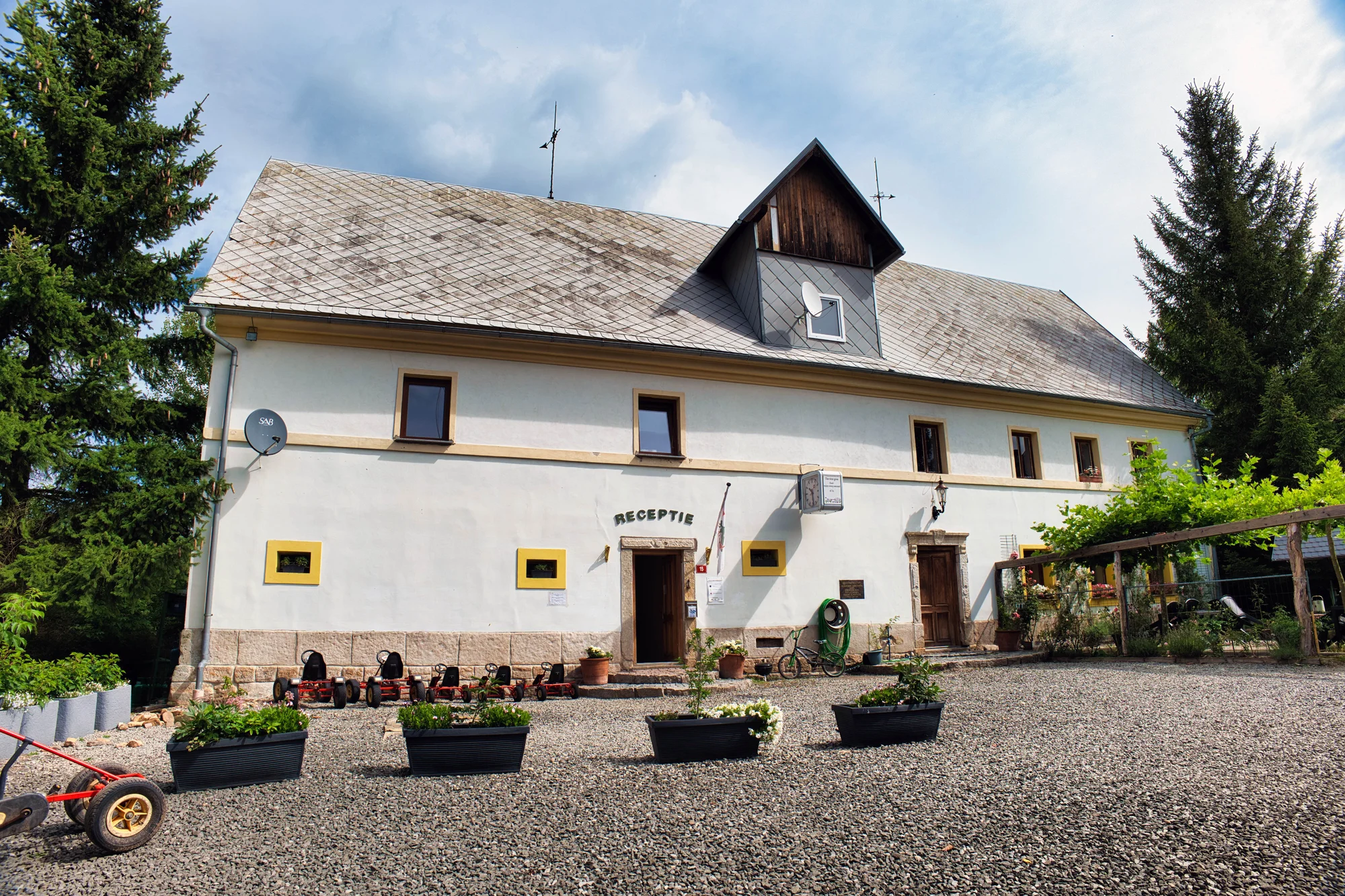 Kemp na Liberecku se super zázemím: stany, mobilhomy, chatky i rekreační domy, bazén, spousta zábavy i restaurace