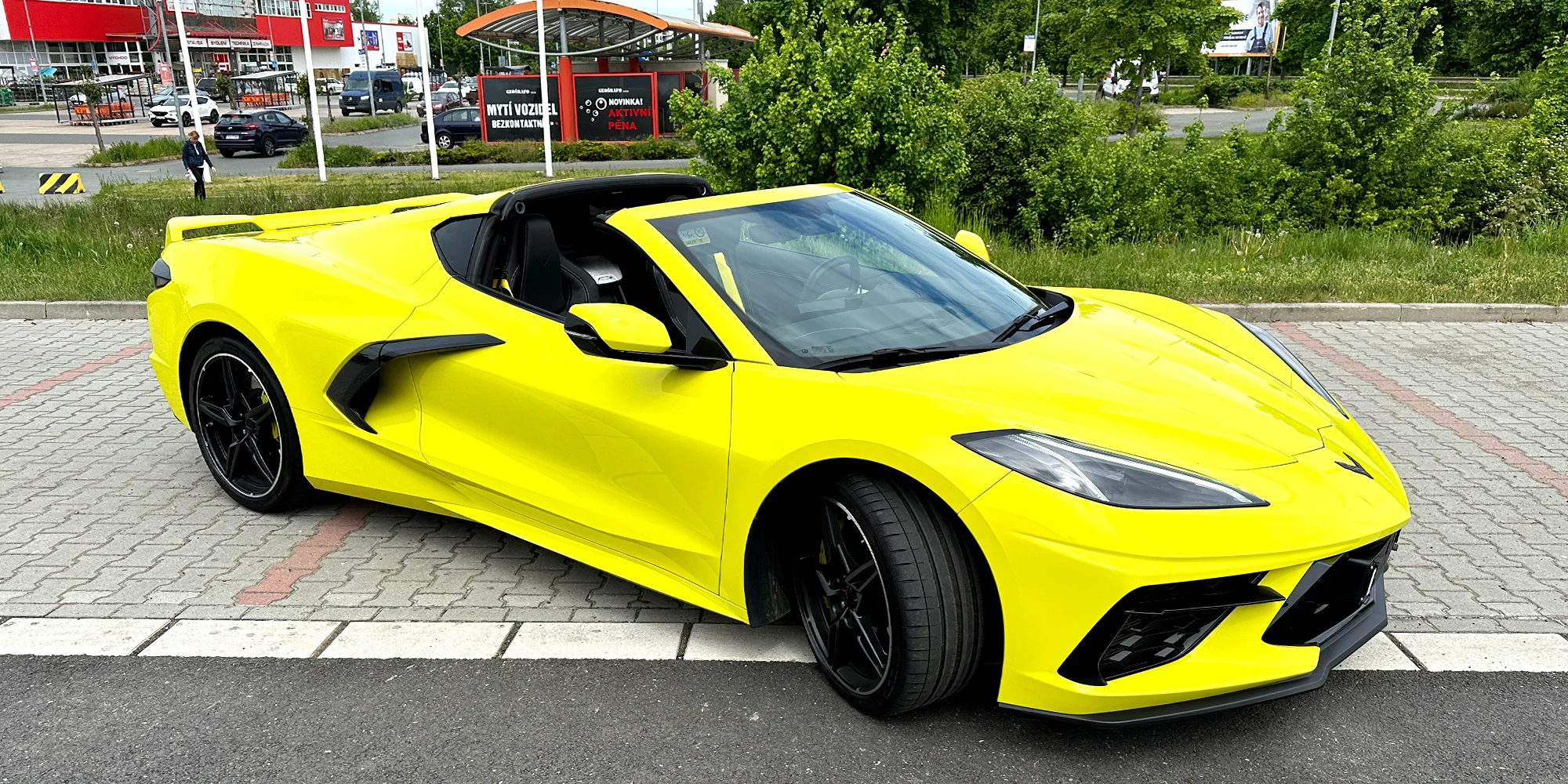 Nadupaný Chevrolet Corvette C8: spolujízda i řízení