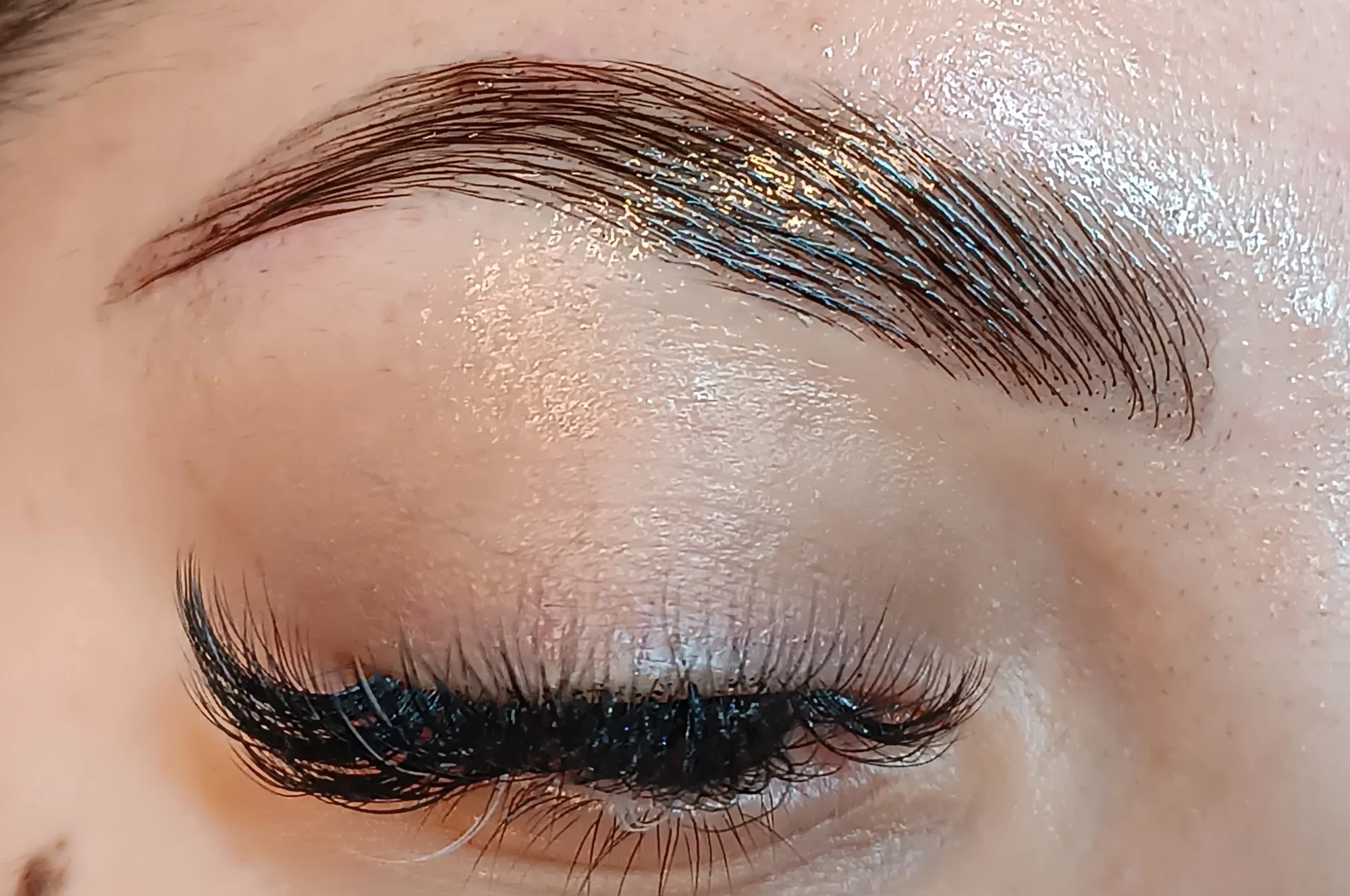 Krásný pohled bez řasenky a tužky: úprava či laminace obočí a lash lifting řas vč. barvení
