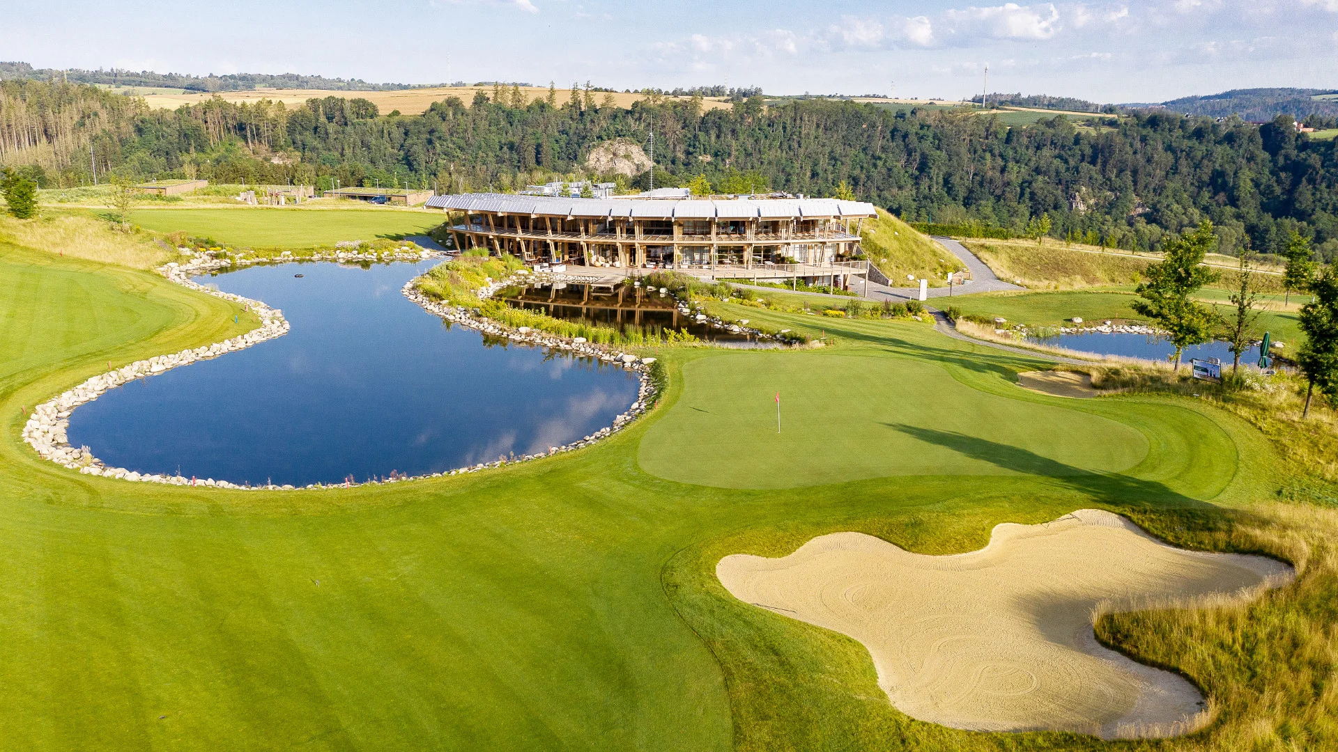 Pobyt v luxusním Panorama Golf Resortu v Posázaví se snídaní i neomezeným vstupem do wellness