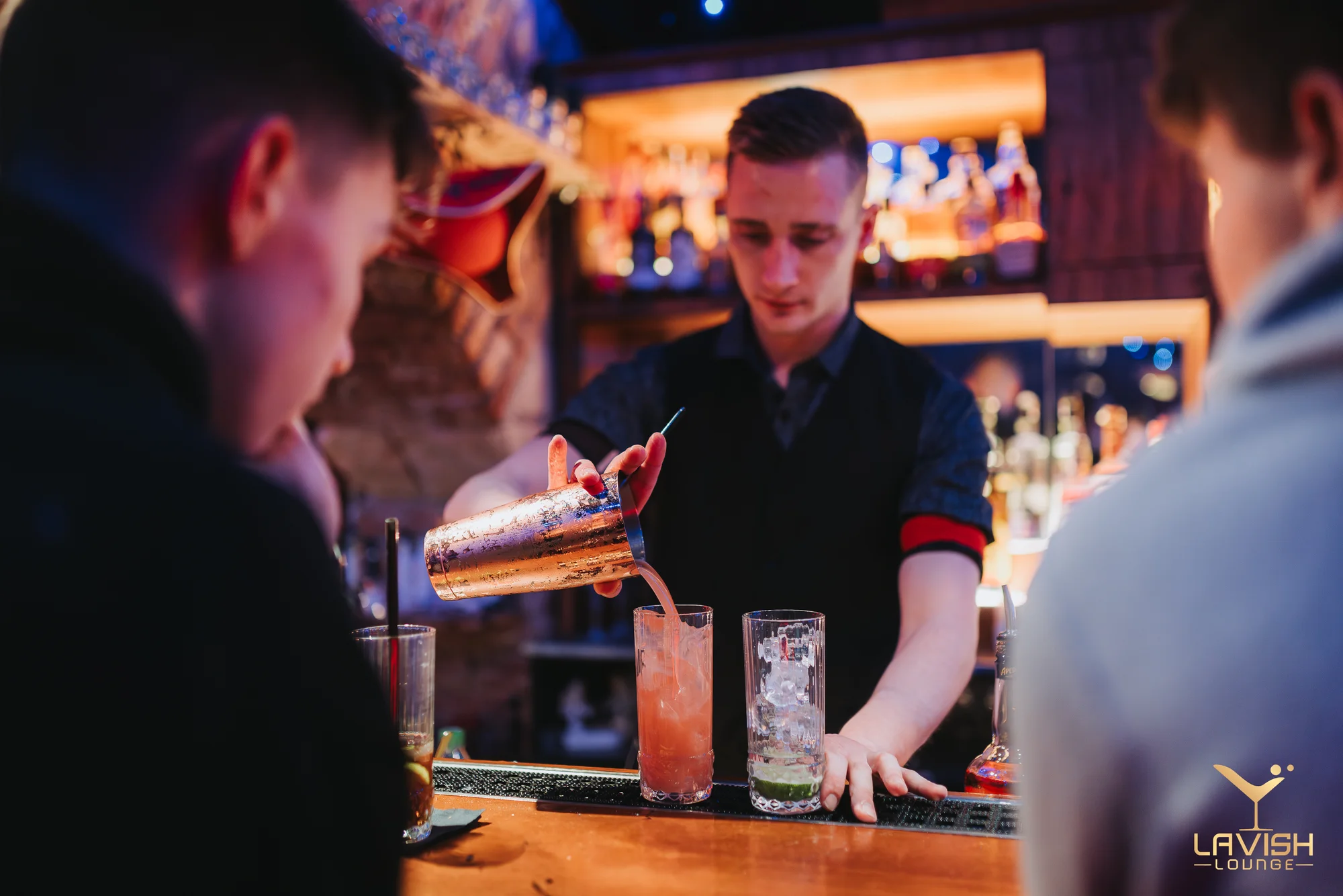 Připijte si na zdraví: Aperol Spritz, mojito i jiné drinky v baru na Vinohradech