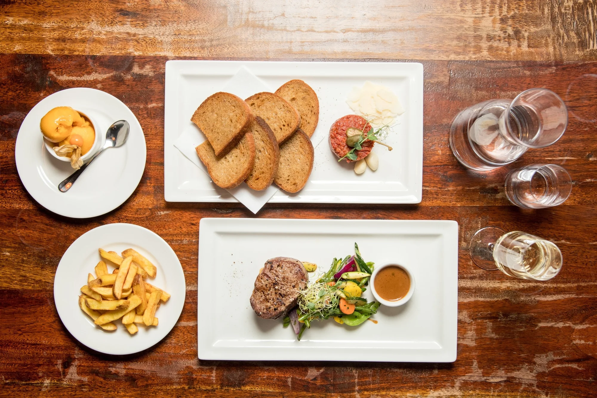 Tříchodové menu s pravou argentinskou svíčkovou nebo steakem z tuňáka a welcome drink pro dva