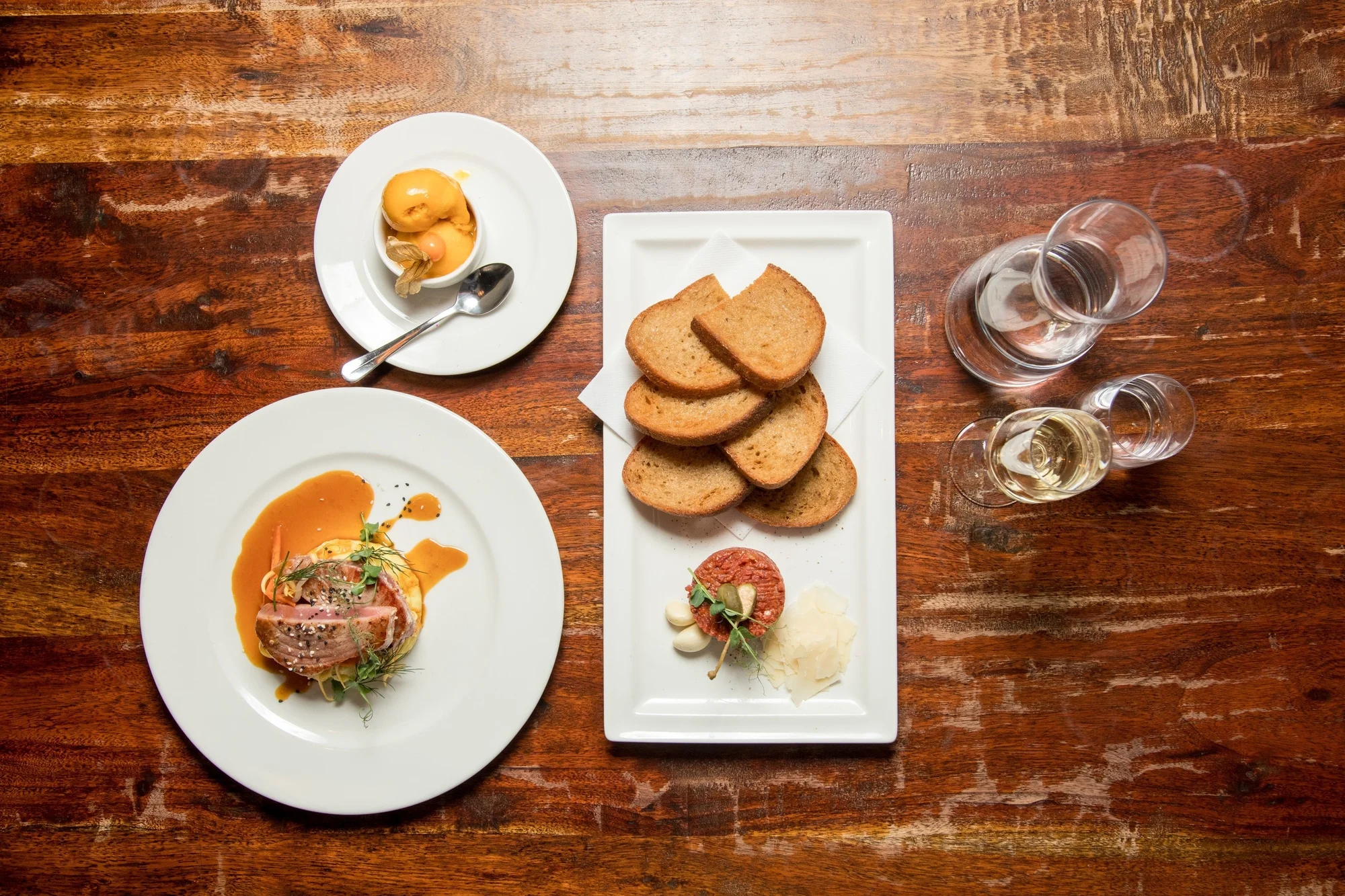 Tříchodové menu s pravou argentinskou svíčkovou nebo steakem z tuňáka a welcome drink pro dva