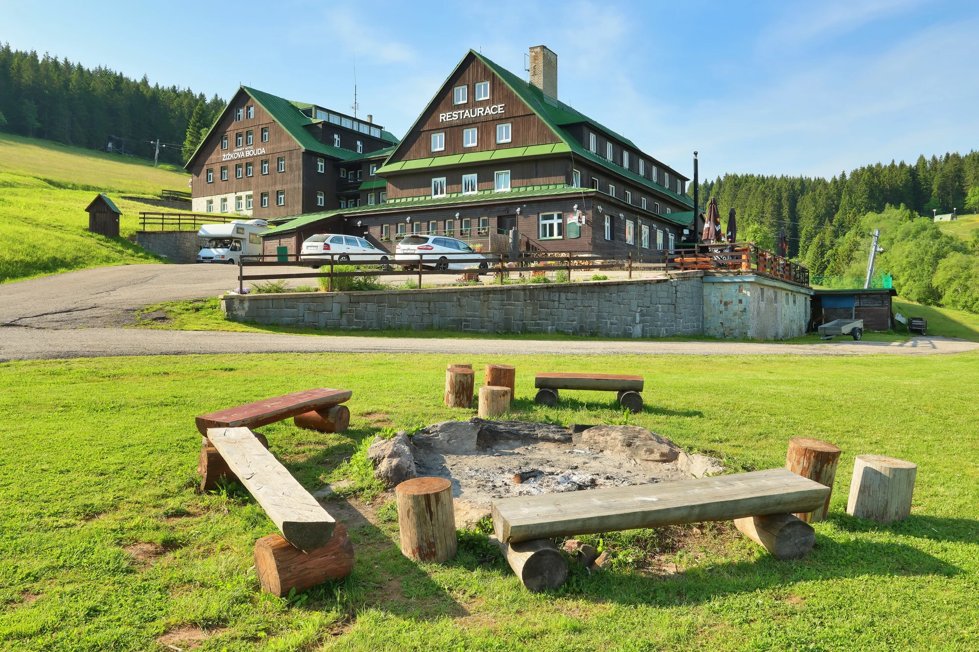Horský hotel v Peci pod Sněžkou: uprostřed přírody, u turistických tras a se snídaní