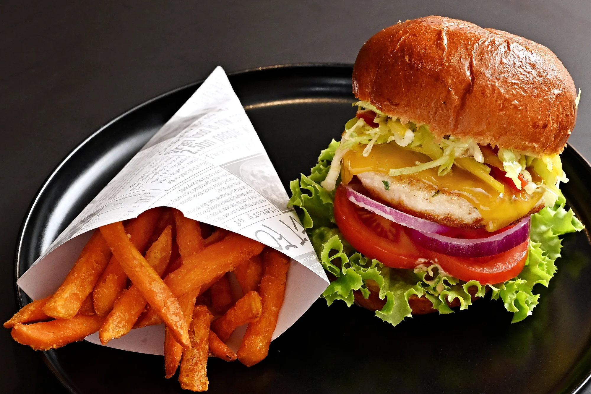 Burger s hovězím či kuřecím i příloha dle výběru: klasik, se sýrem i s chilli