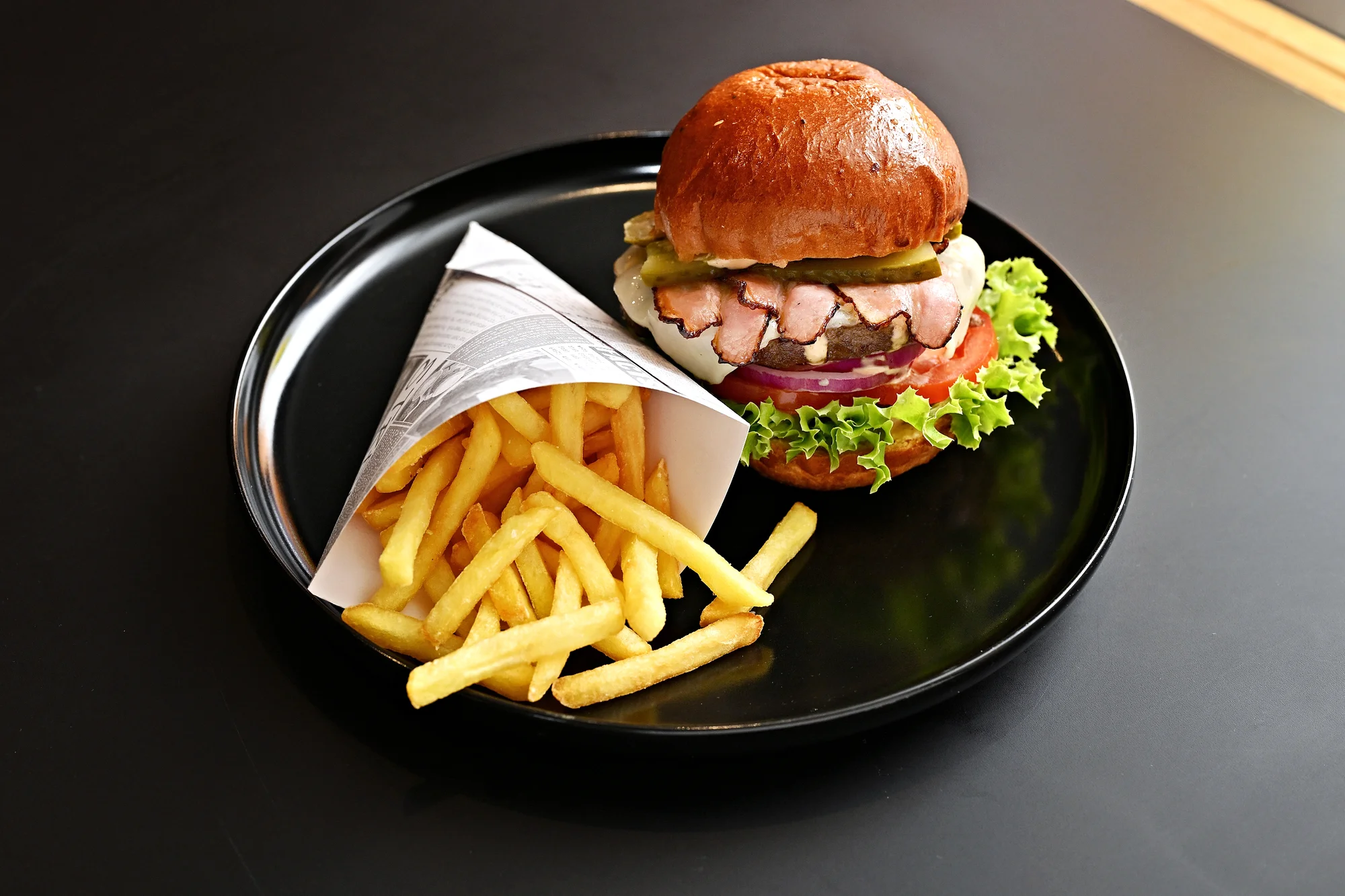 Burger s hovězím či kuřecím i příloha dle výběru: klasik, se sýrem i s chilli