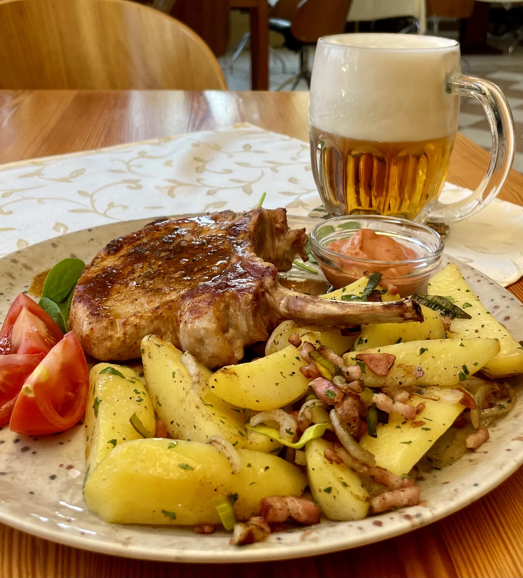 Křídla, steak, hamburger s hranolky, koleno či žebra na grilu pro 1 i 2 osoby