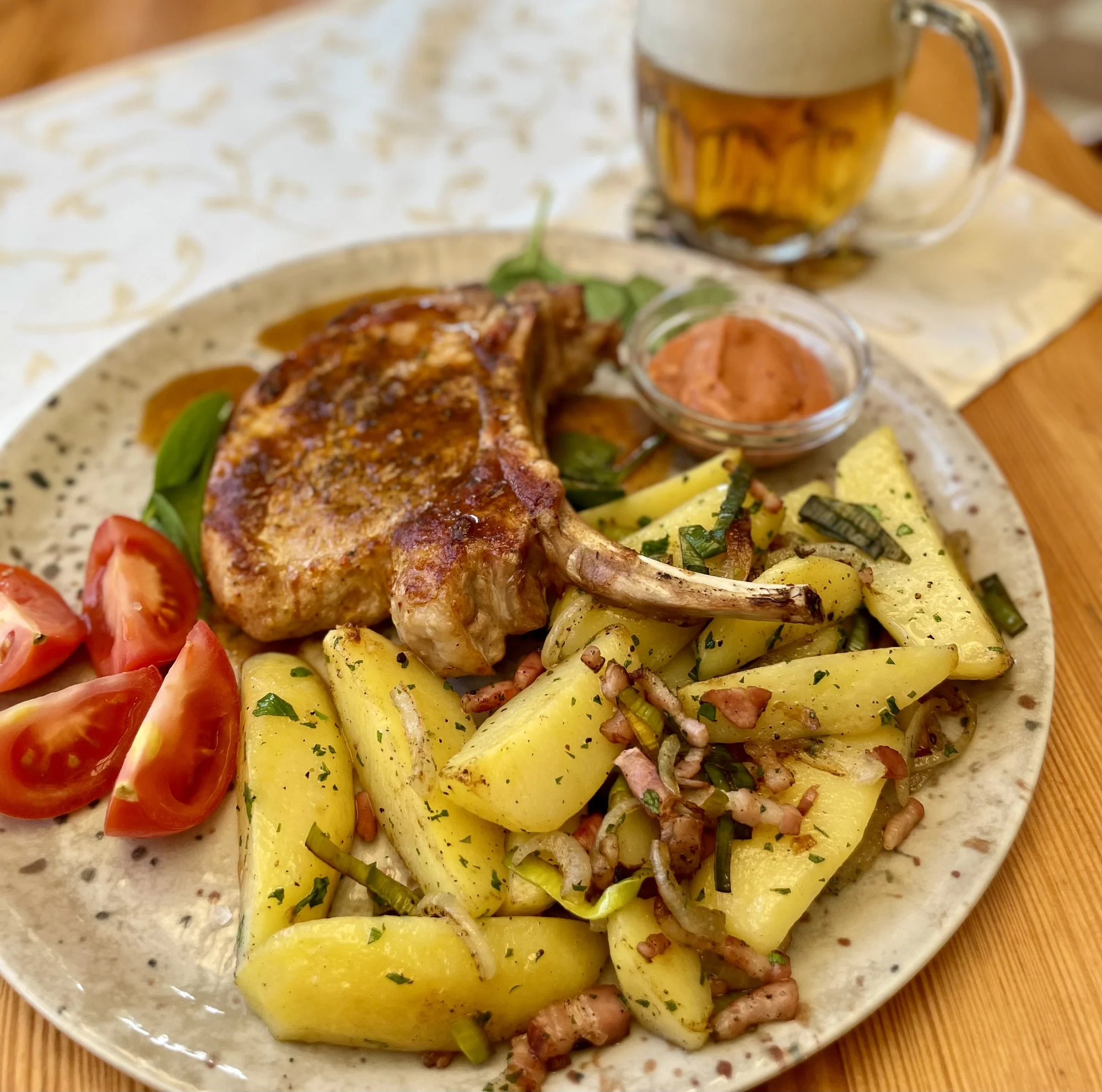 Křídla, steak, hamburger s hranolky, koleno či žebra na grilu pro 1 i 2 osoby