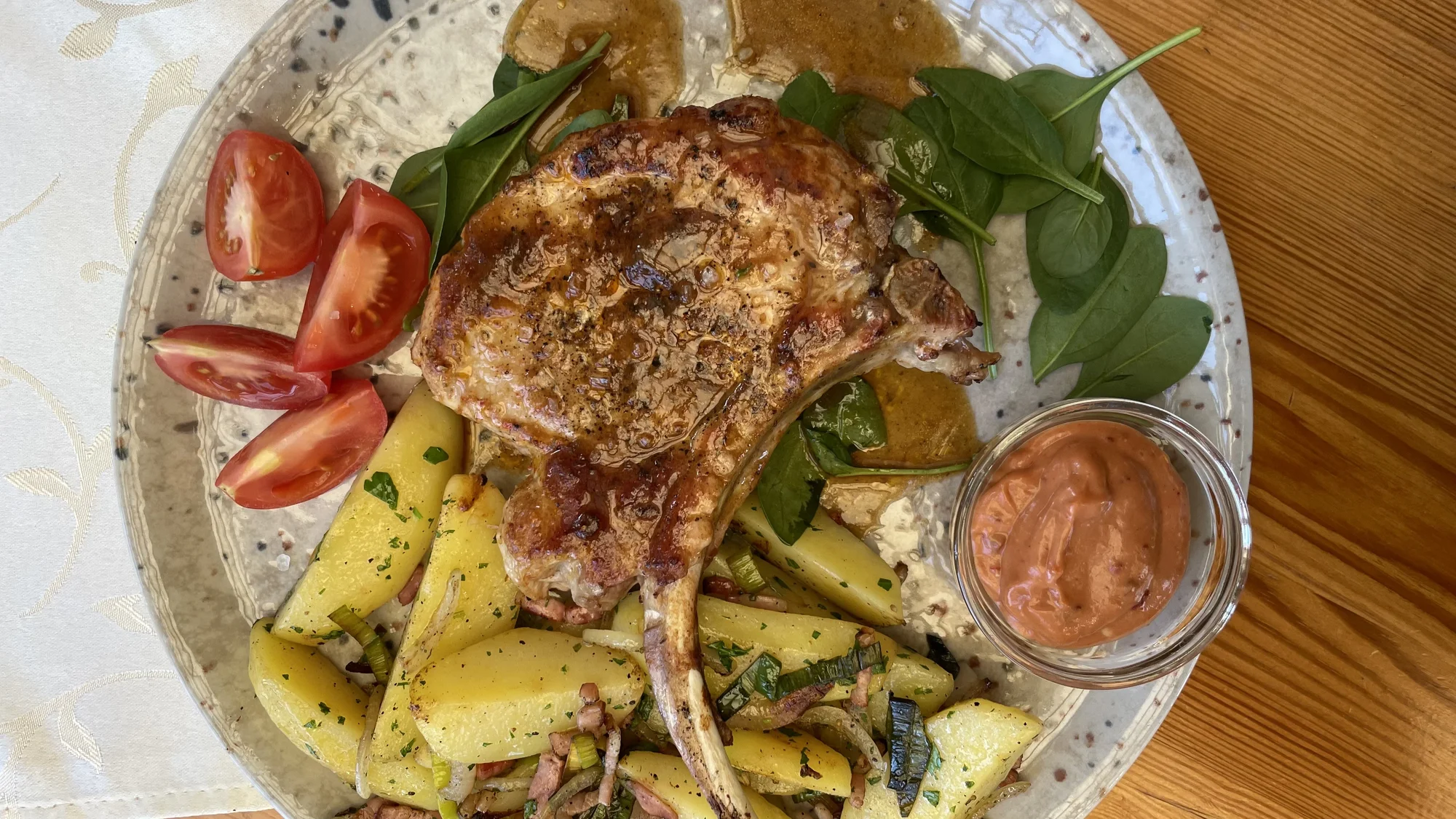 Křídla, steak, hamburger s hranolky, koleno či žebra na grilu pro 1 i 2 osoby
