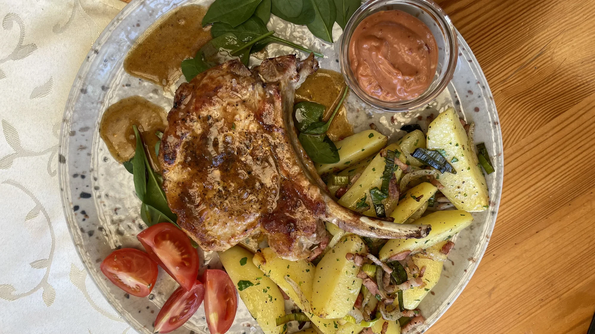 Křídla, steak, hamburger s hranolky, koleno či žebra na grilu pro 1 i 2 osoby