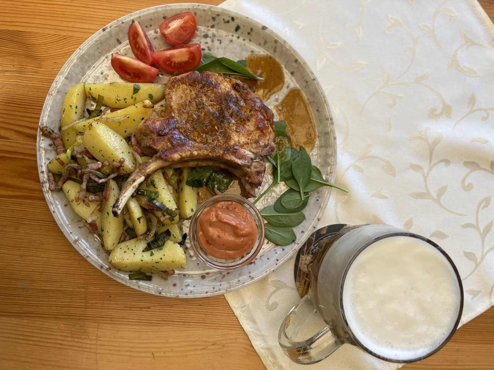 Křídla, steak, hamburger s hranolky, koleno či žebra na grilu pro 1 i 2 osoby