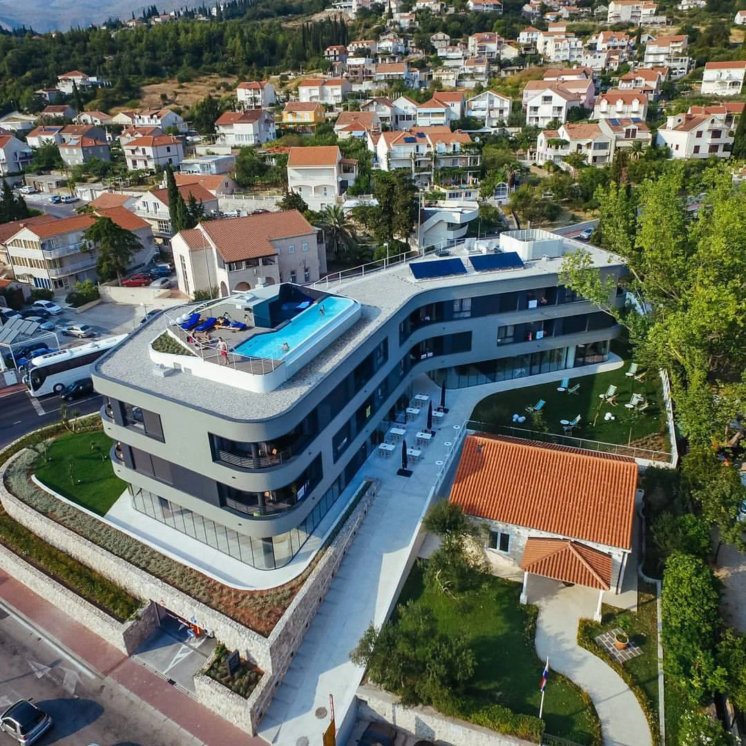 Dovolená u Dubrovníku: hotel kousek od pláže, snídaně i střešní bazén