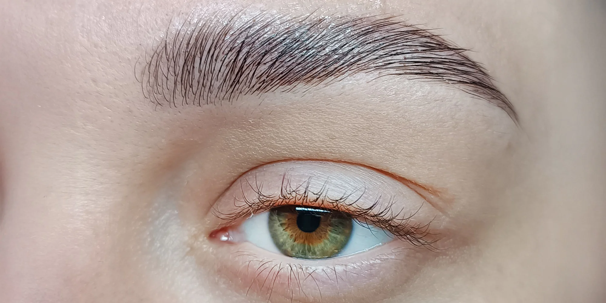 Krásný pohled bez řasenky a tužky: úprava či laminace obočí a lash lifting řas vč. barvení