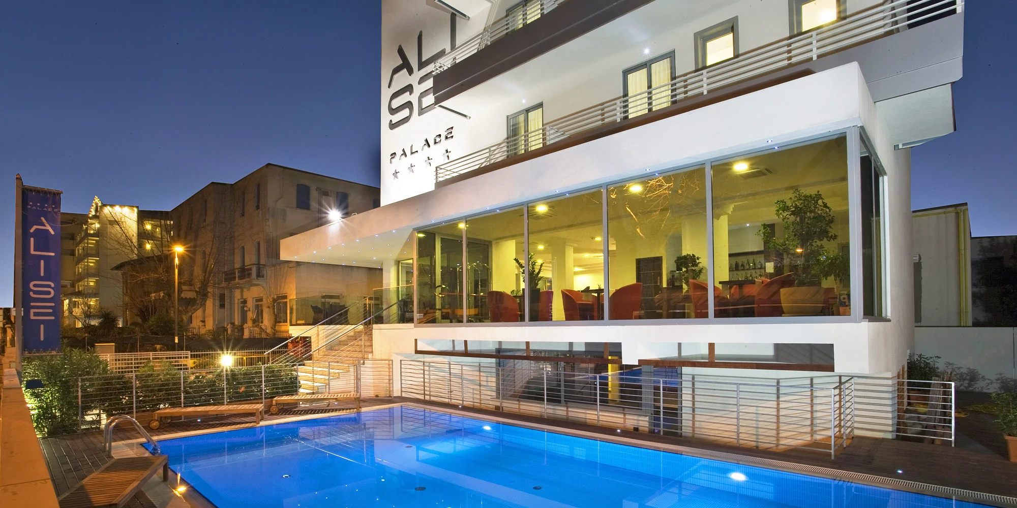 Relax v Rimini: 4* moderní hotel u pláže, strava, bazény