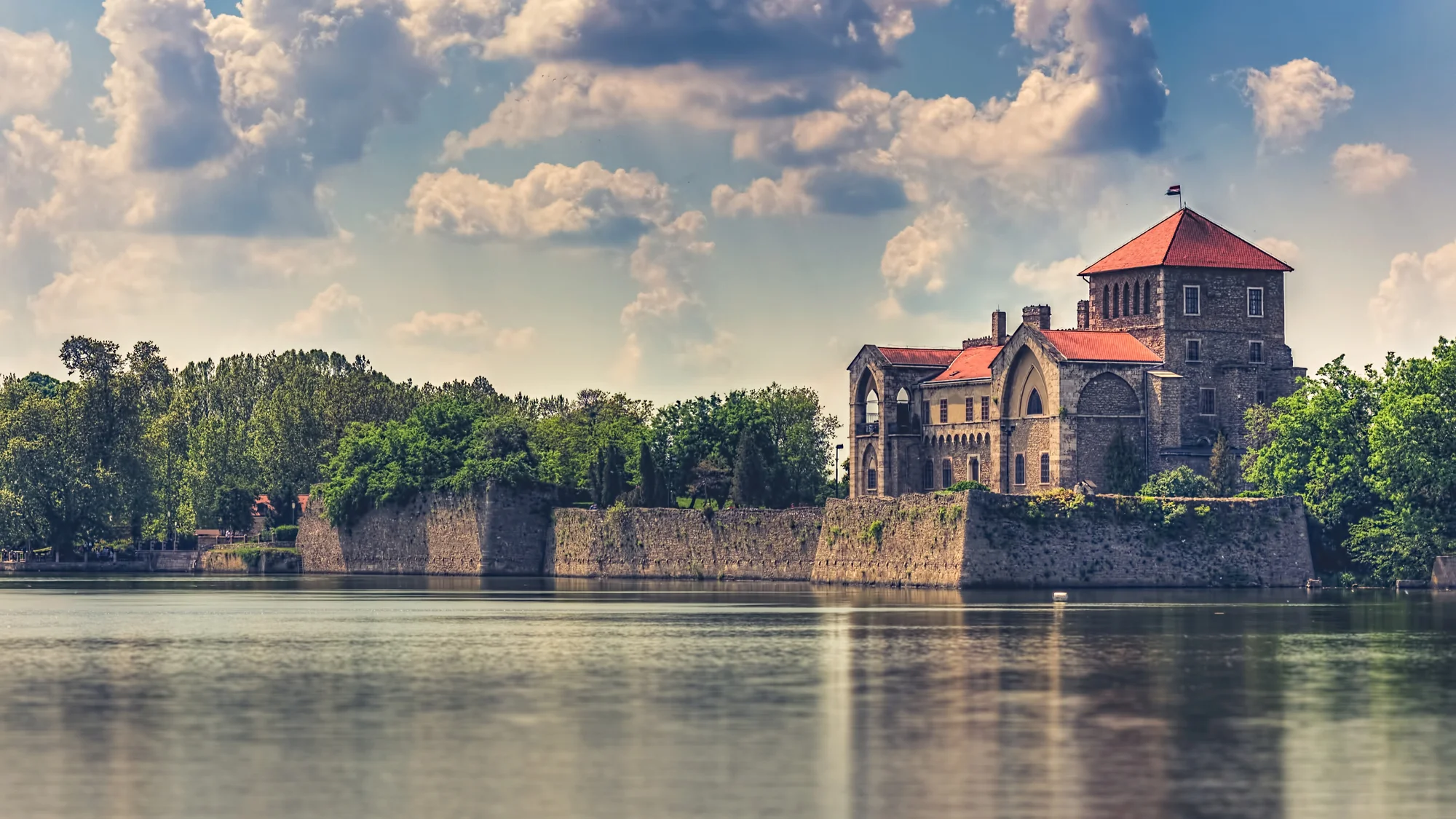 Pohodová dovolená v Maďarsku: 4* hotel nedaleko jezera, polopenze, wellness i karta výhod