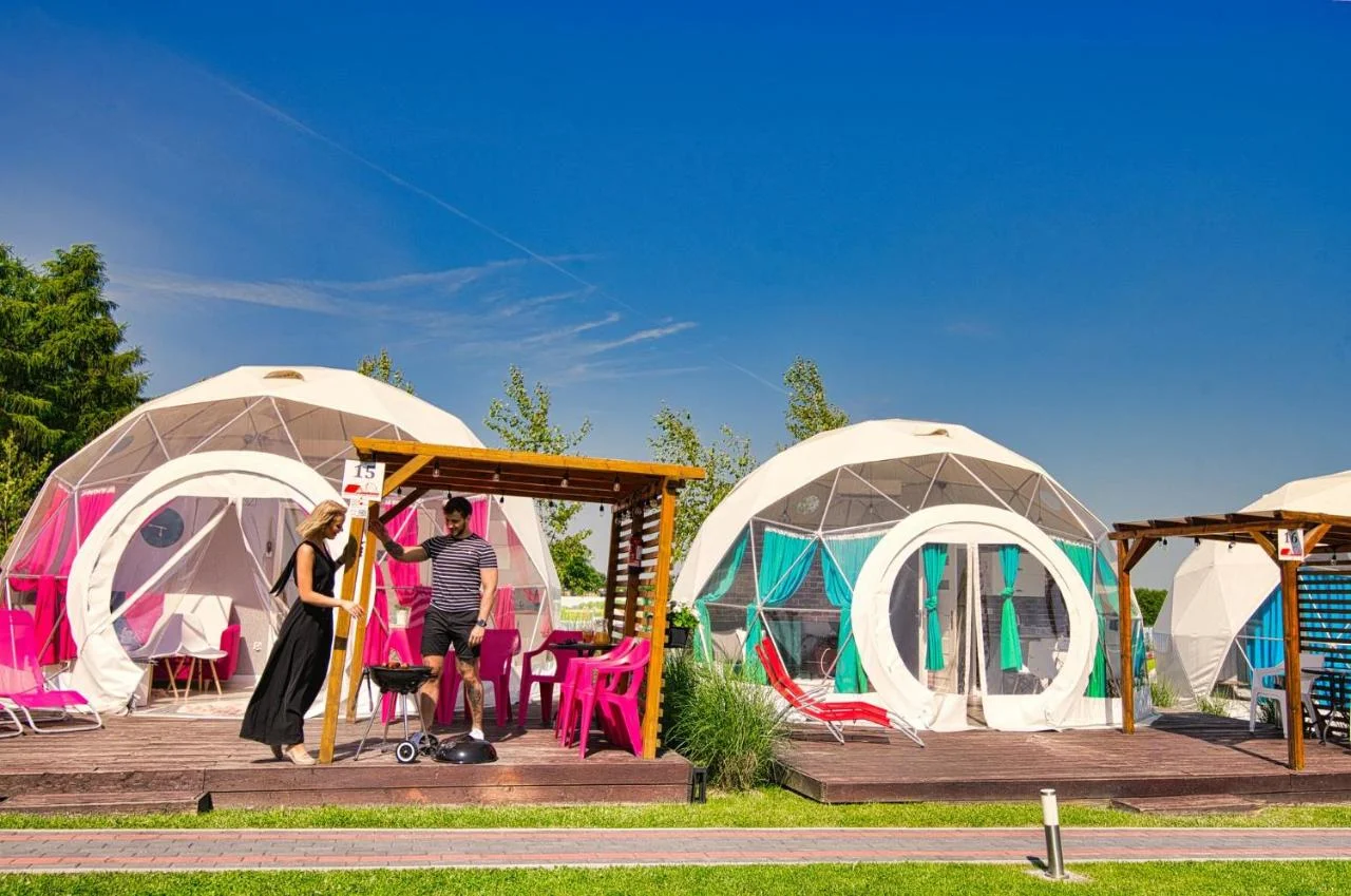 Designové domky v Zatoru jen 100 m od Energylandie: atrakce i SPA zóna přímo v objektu