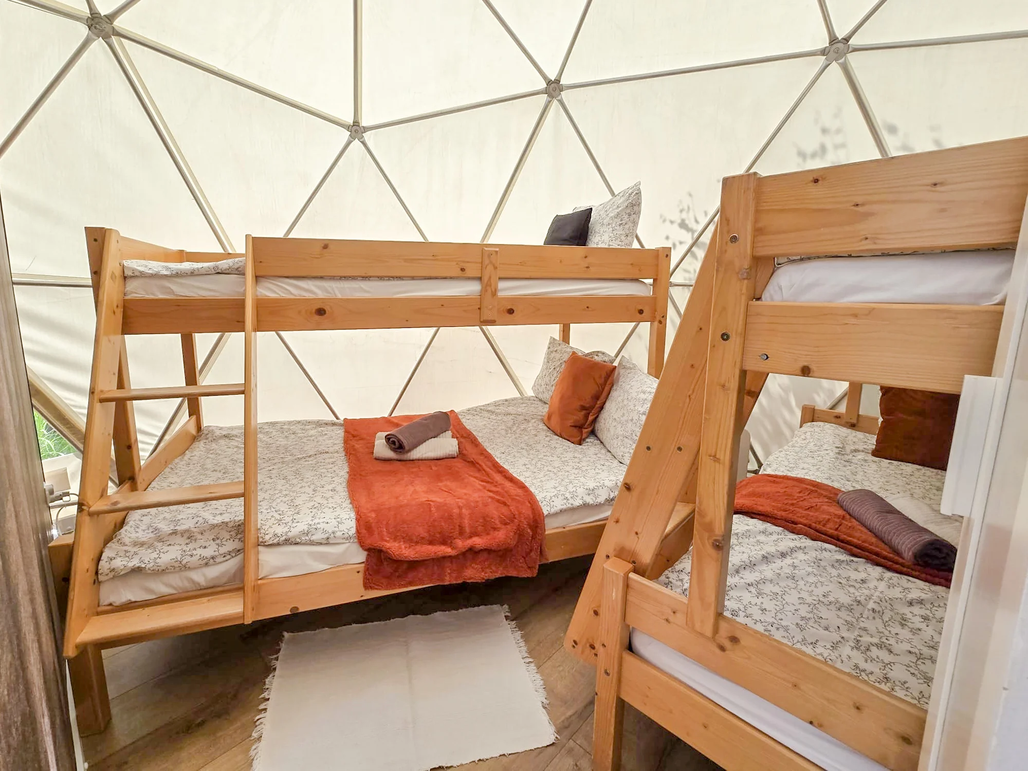 Rodinný resort u zábavního parku Energylandia: domky či kupole s terasou i vířivkou, bazény a snídaně