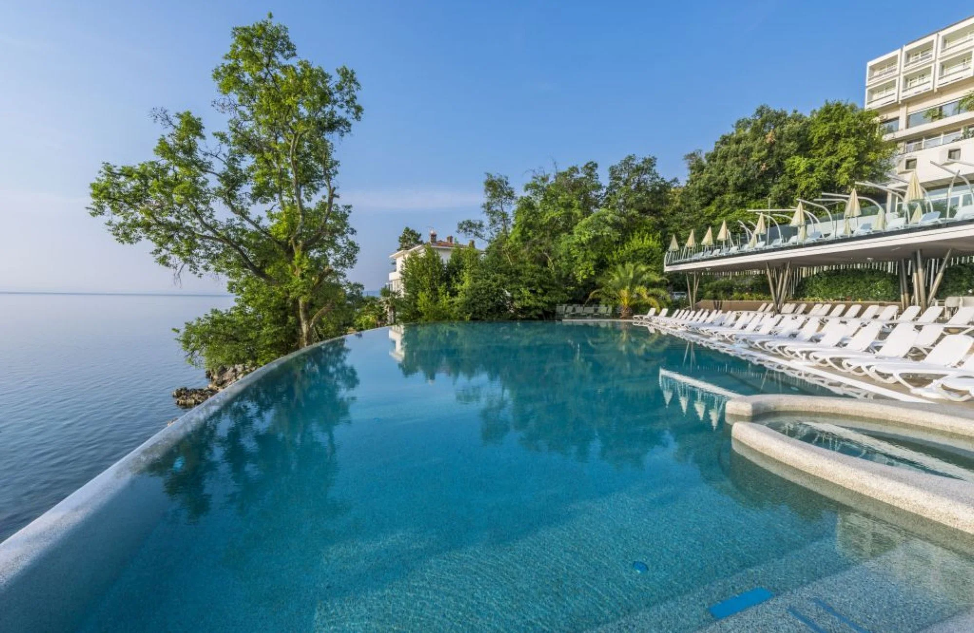 Chorvatská Opatija: 3* hotel přímo na promenádě, polopenze, infinity bazén