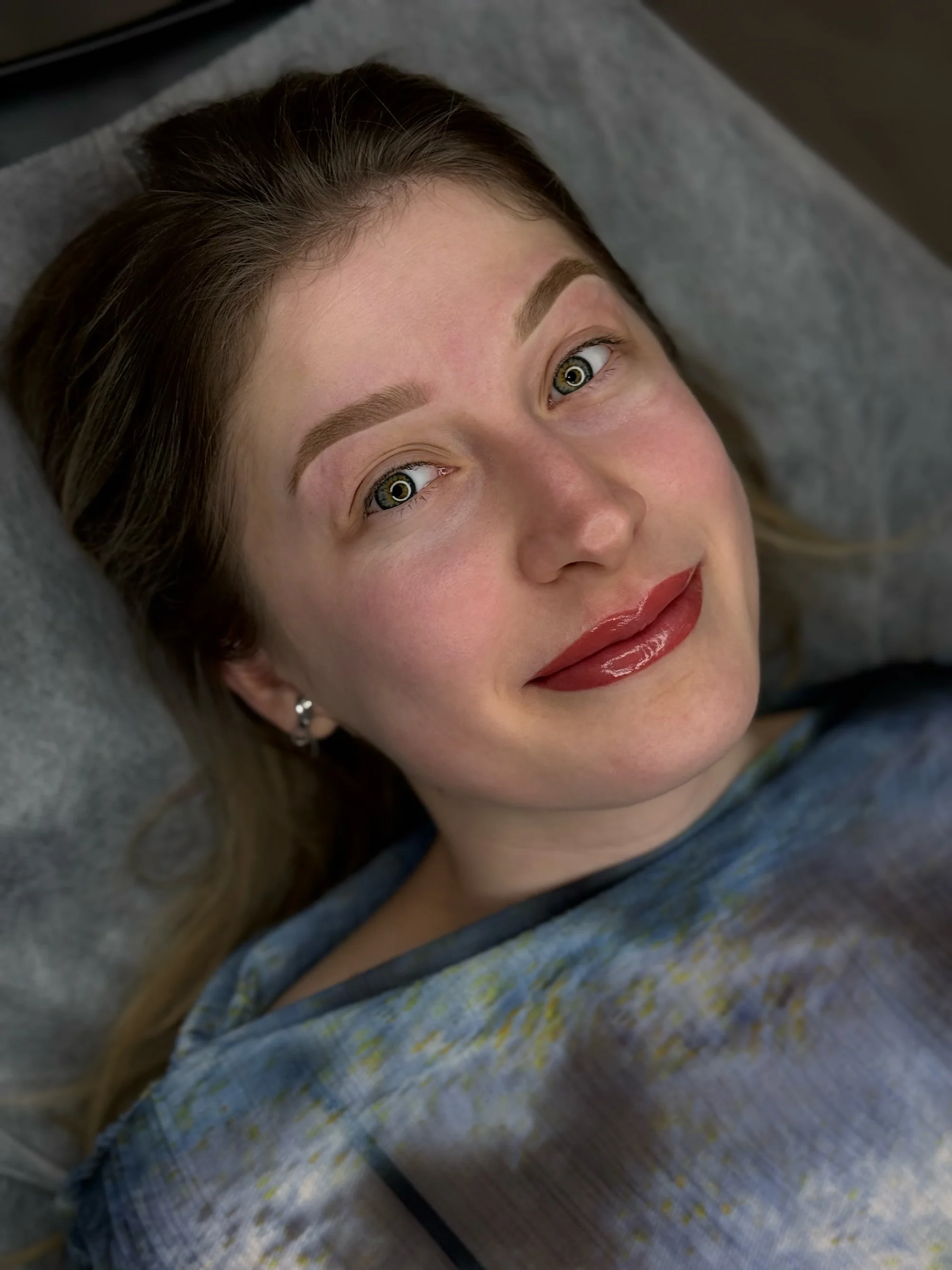 Permanentní make-up meziřasové linky, rtů či obočí pudrovou metodou